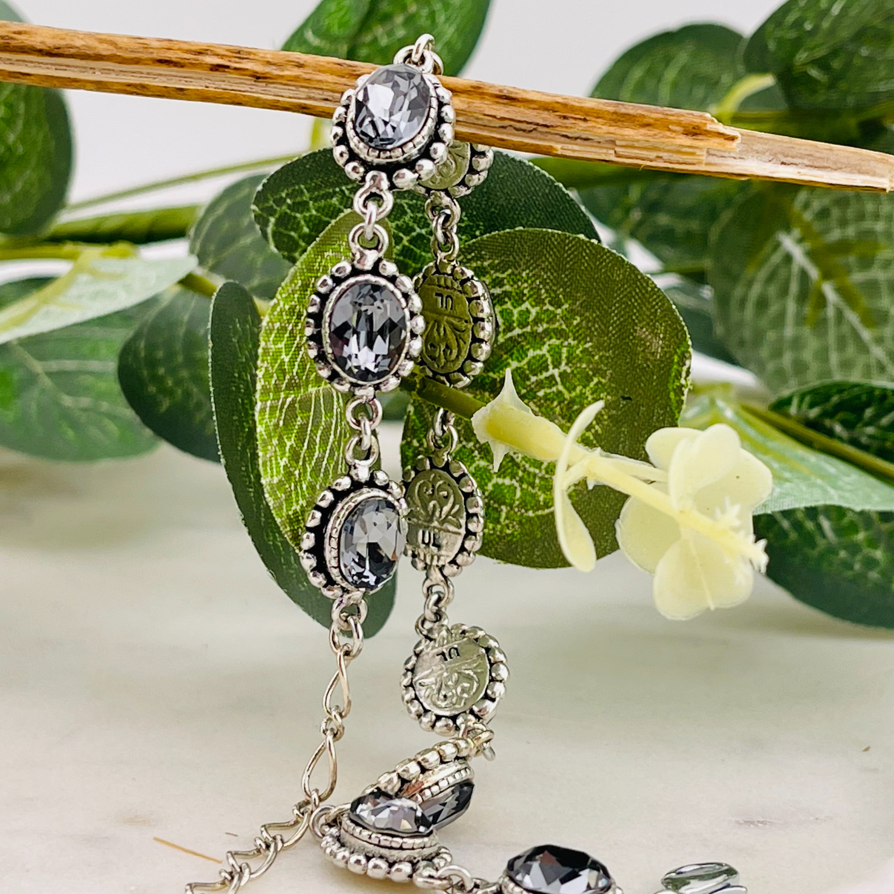 Vintage Armband Silber Amulette und blaue Swarovski Manon