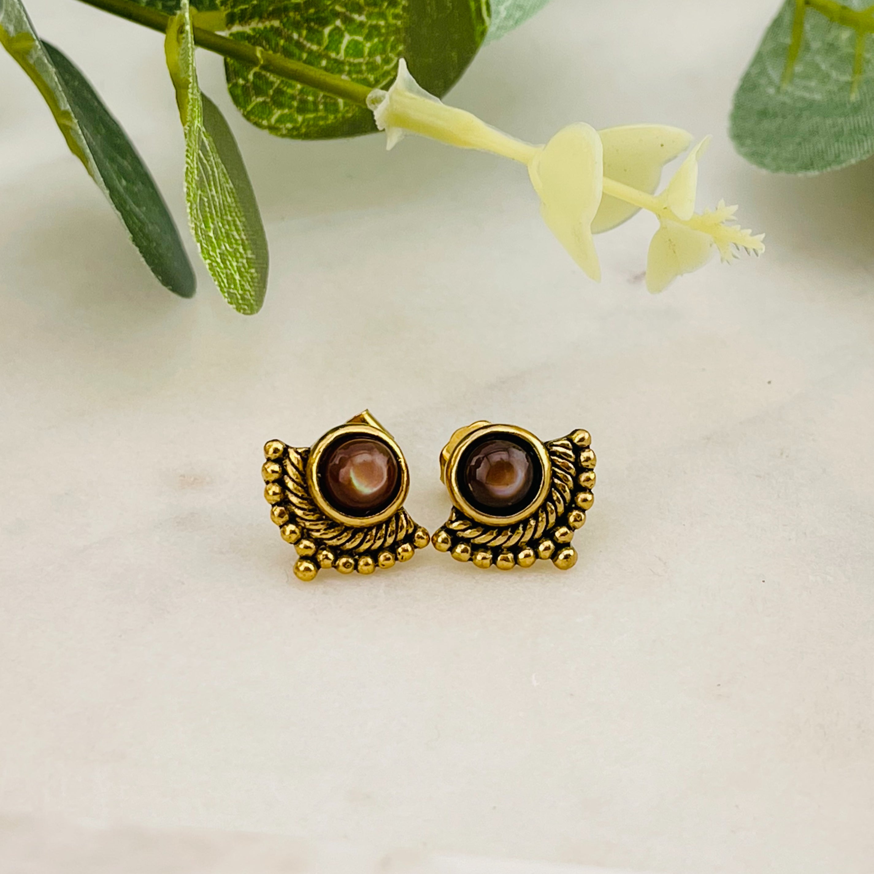Boho-Vintage Ohrstecker Gold mit braunem Perlmutt-Stein Liva