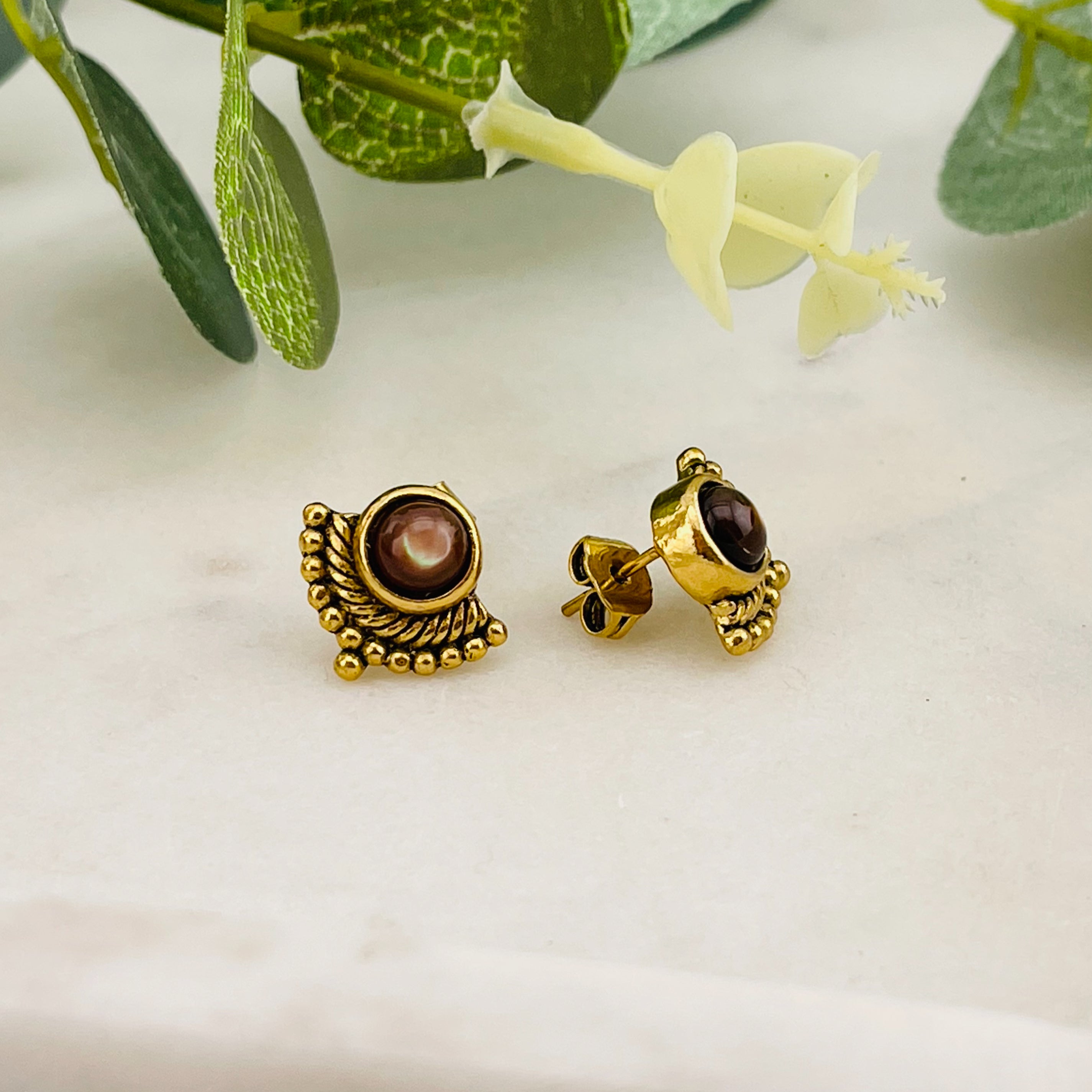 Boho-Vintage Ohrstecker Gold mit braunem Perlmutt-Stein Liva