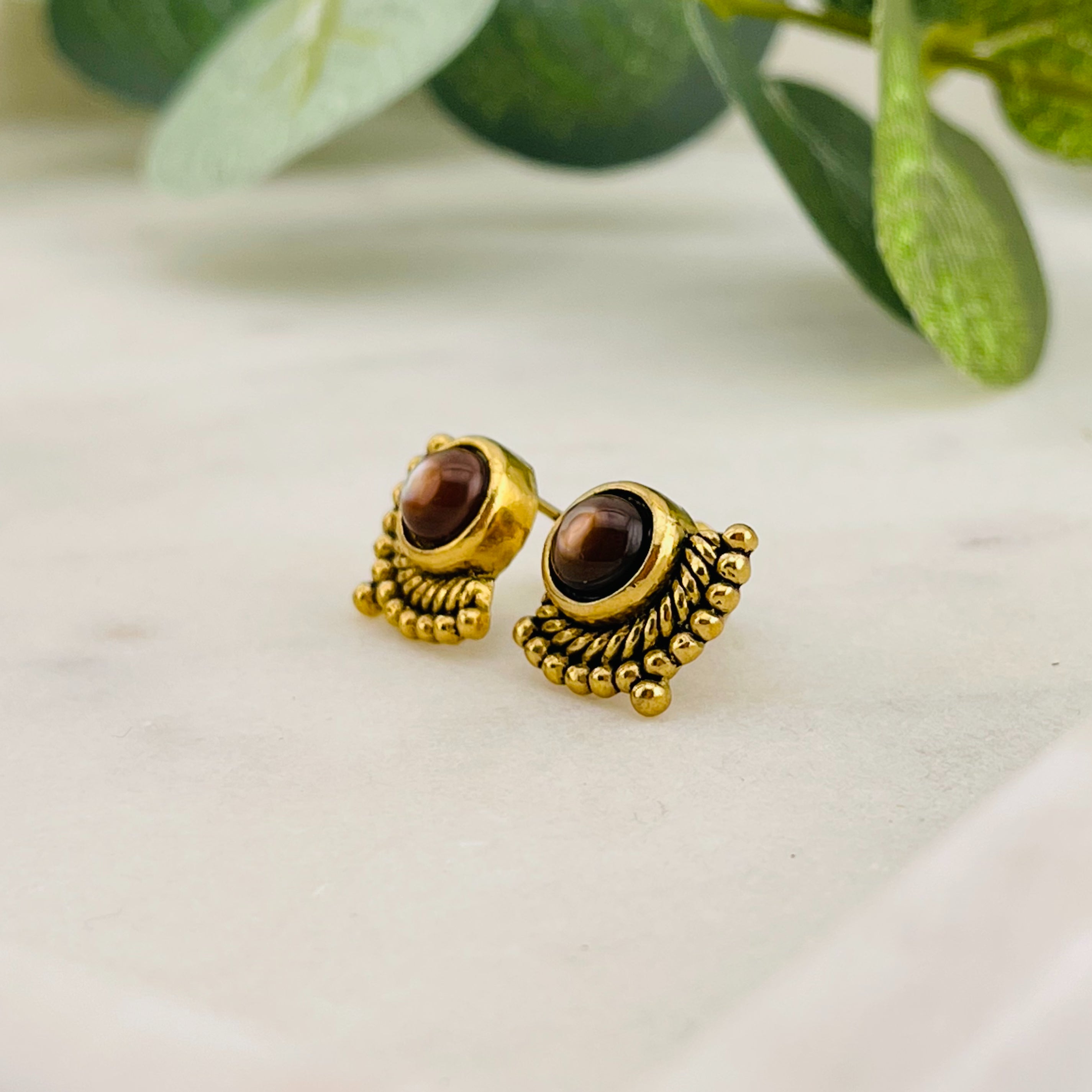 Boho-Vintage Ohrstecker Gold mit braunem Perlmutt-Stein Liva