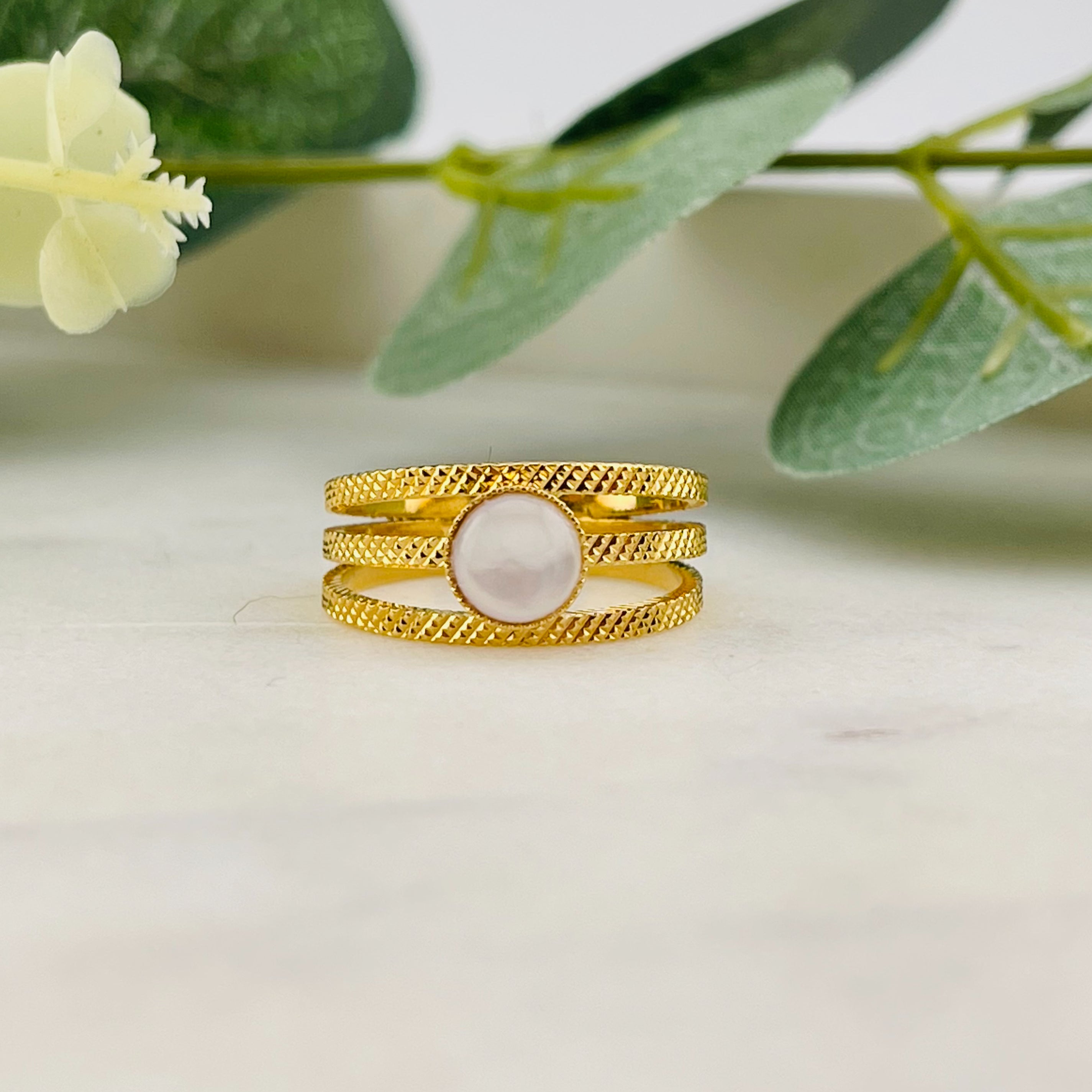 Vintage-Style Goldring mit weisser Perle Suzy