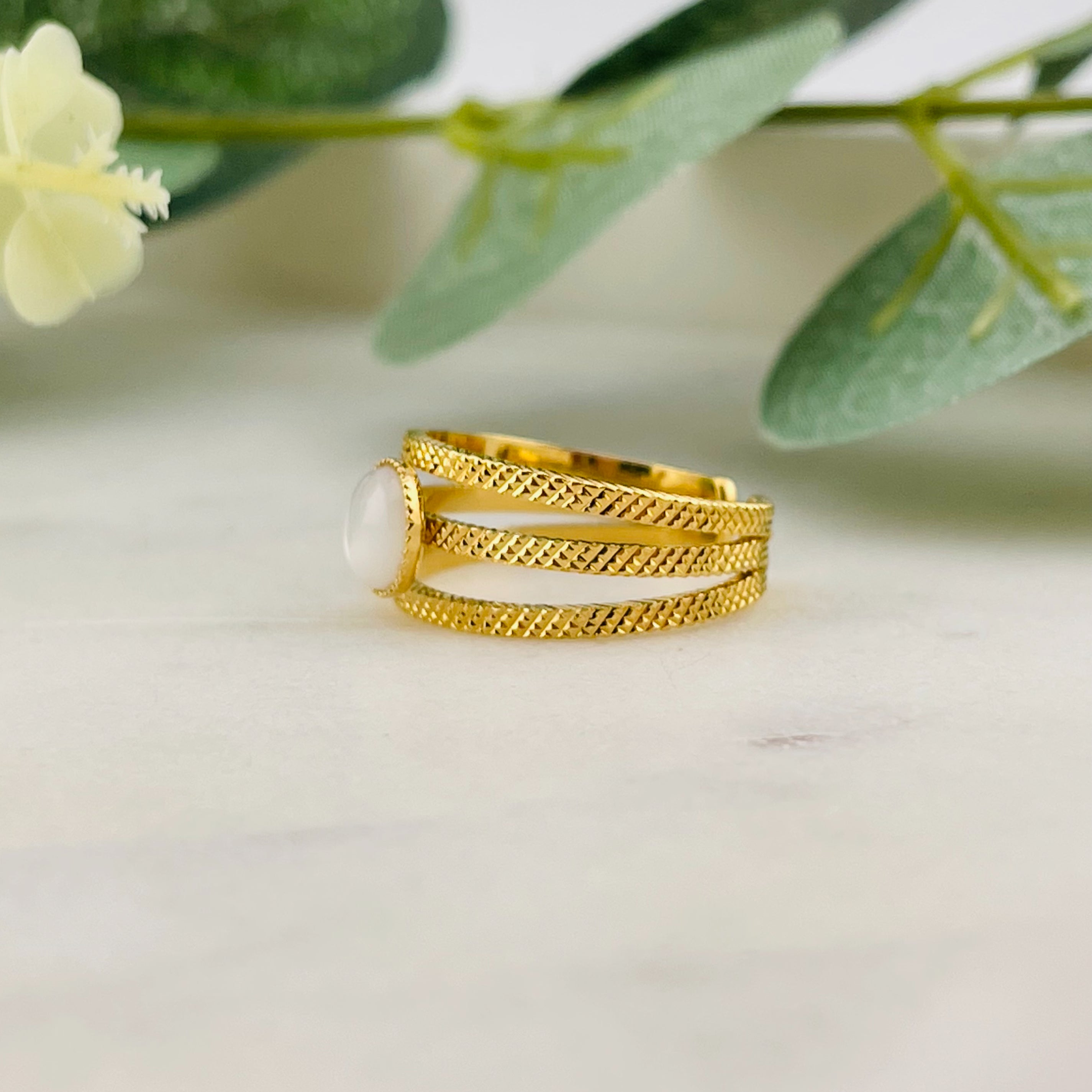 Vintage-Style Goldring mit weisser Perle Suzy