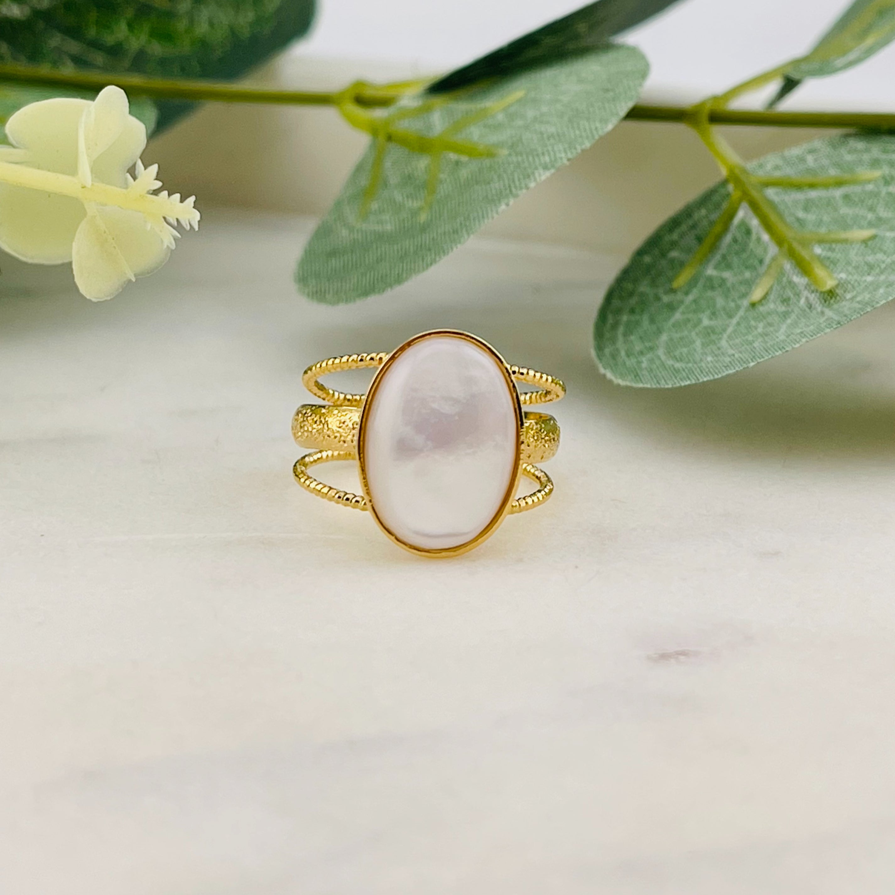 Goldring mit weissem Perlmutt Stein Vintage-Style Mathi