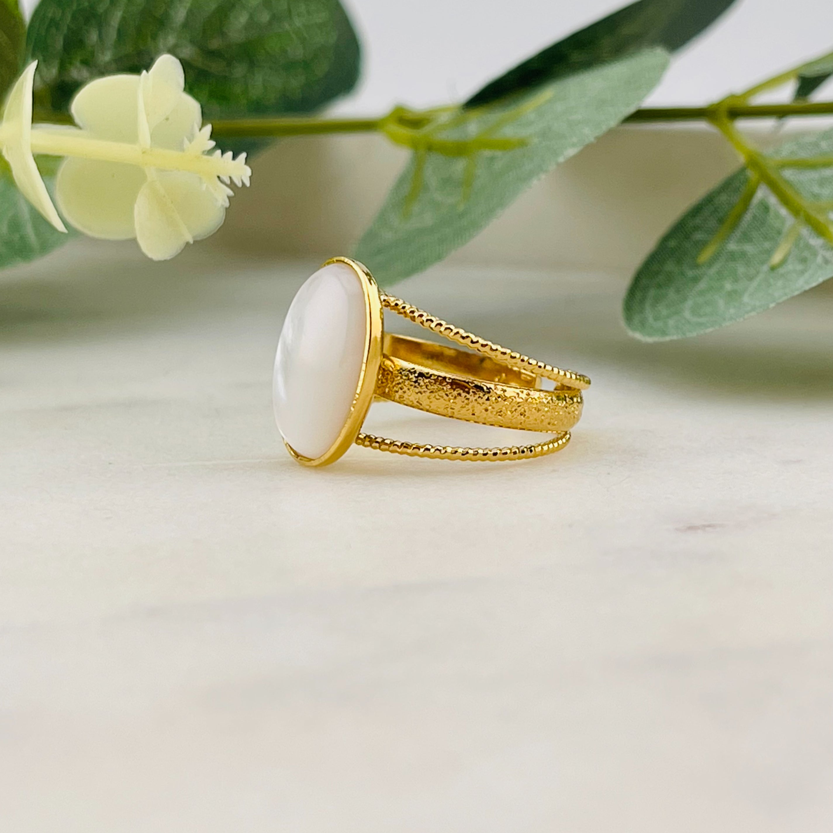 Goldring mit weissem Perlmutt Stein Vintage-Style Mathi
