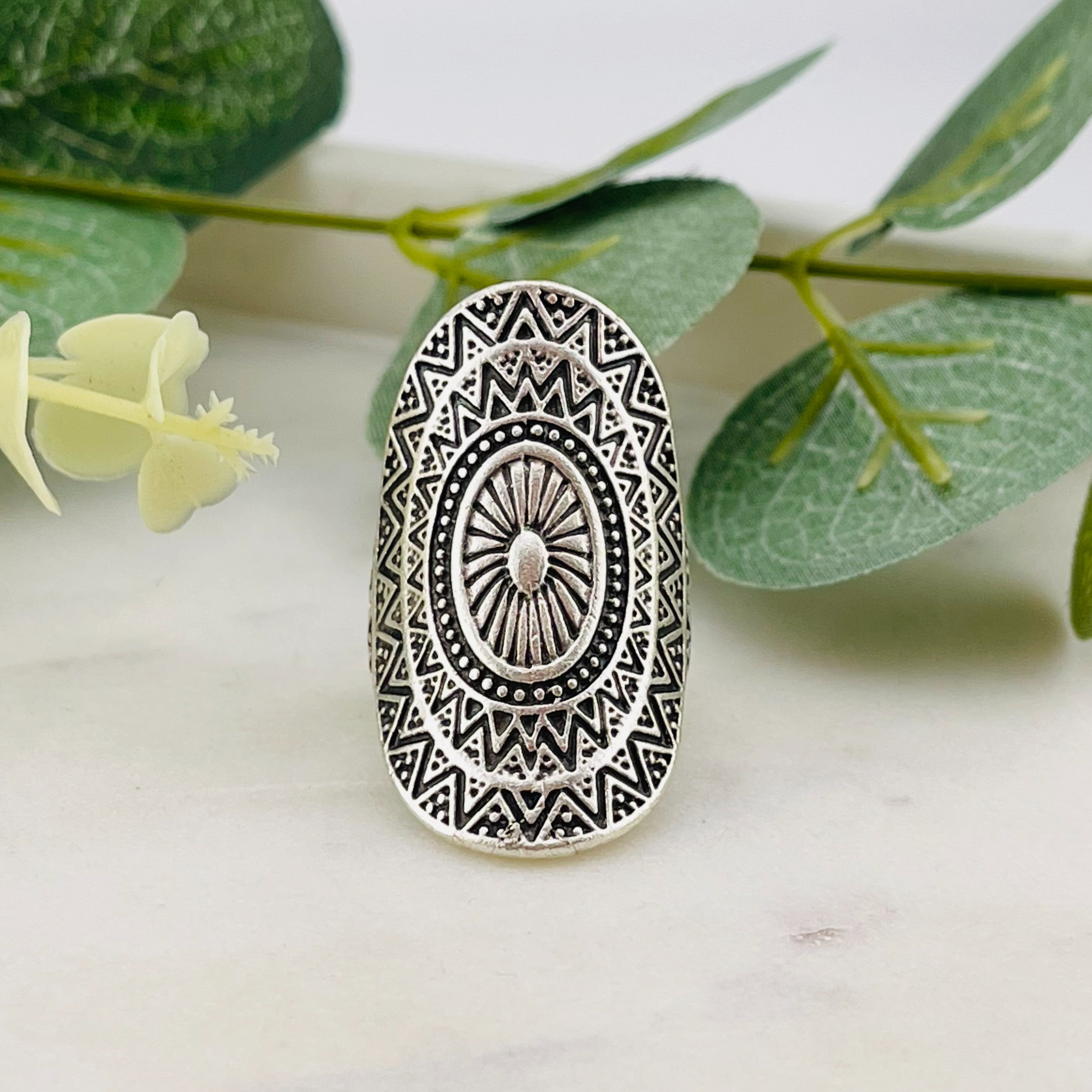 Breiter Silberring aus Zamak mit verziertem Schild Rinara