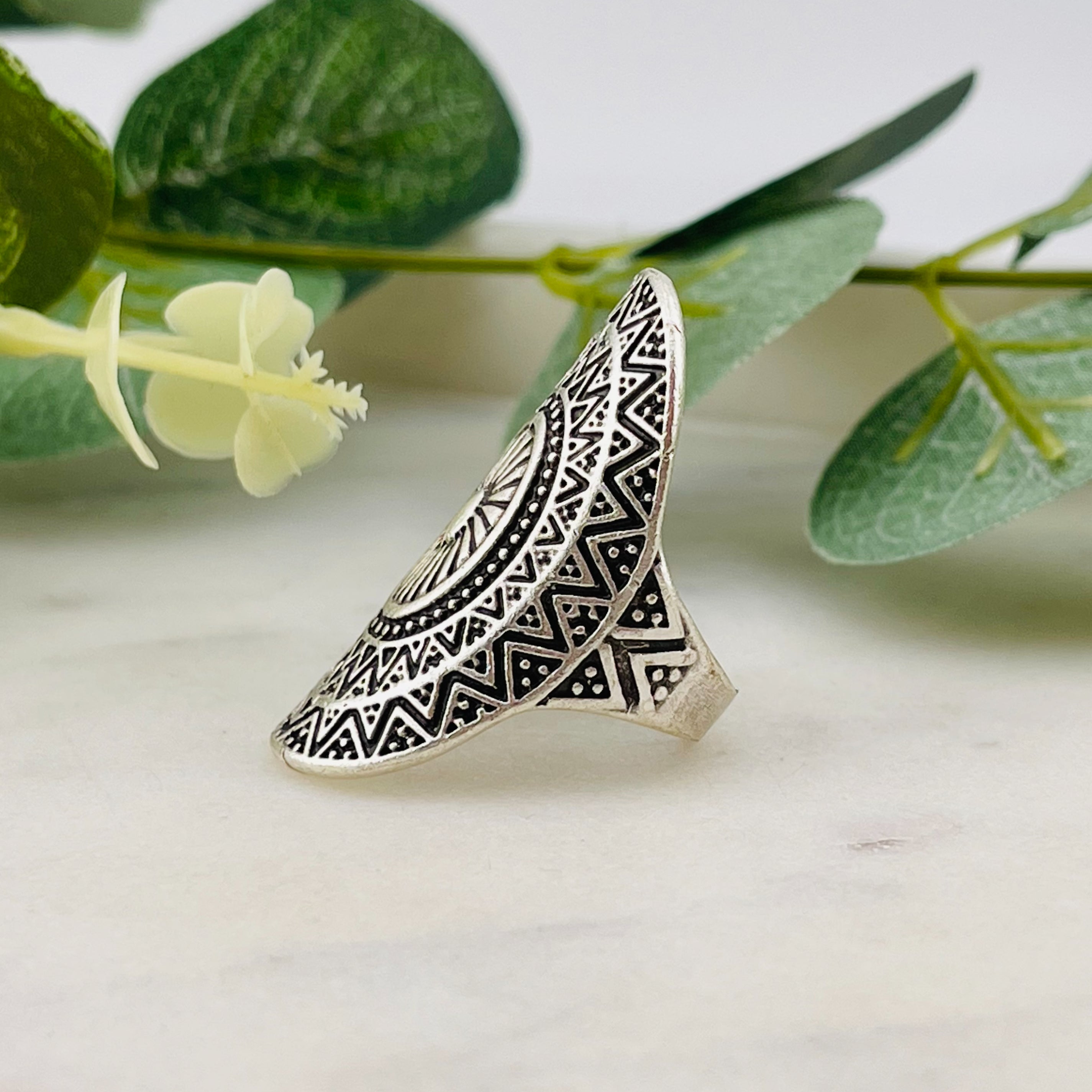 Breiter Silberring aus Zamak mit verziertem Schild Rinara