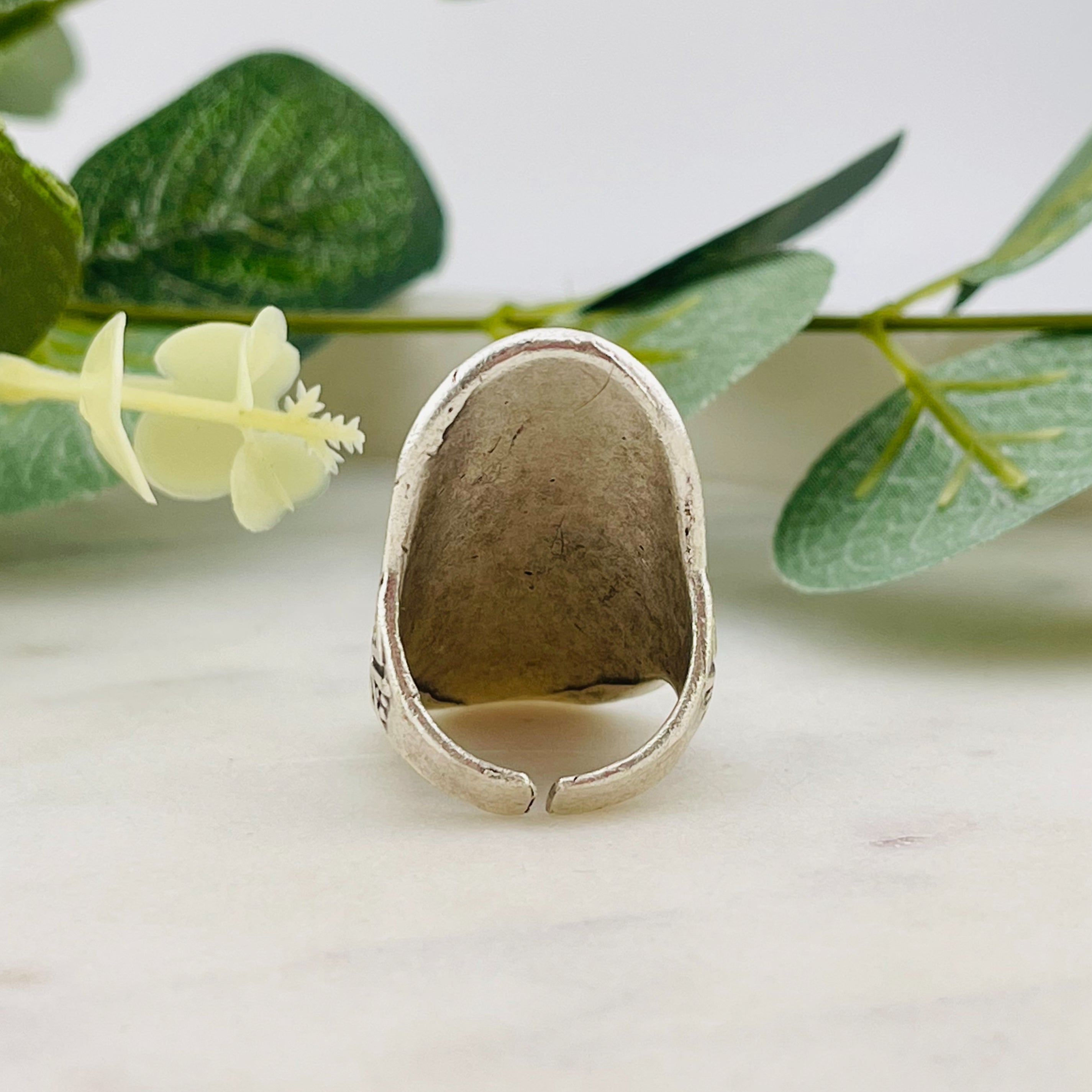 Breiter Silberring aus Zamak mit verziertem Schild Rinara