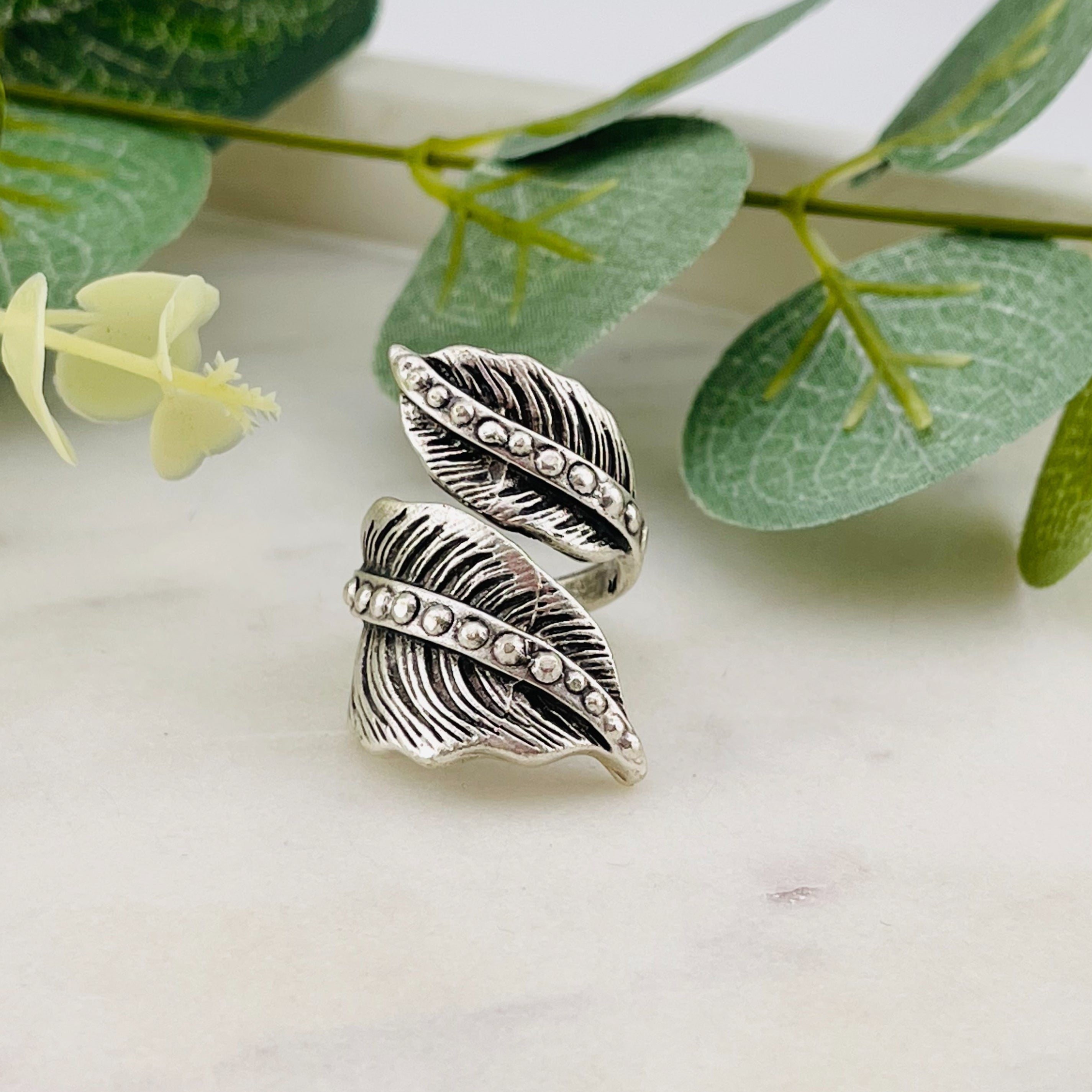 Silberner Fingerring Boho mit grossen Federn Harleen