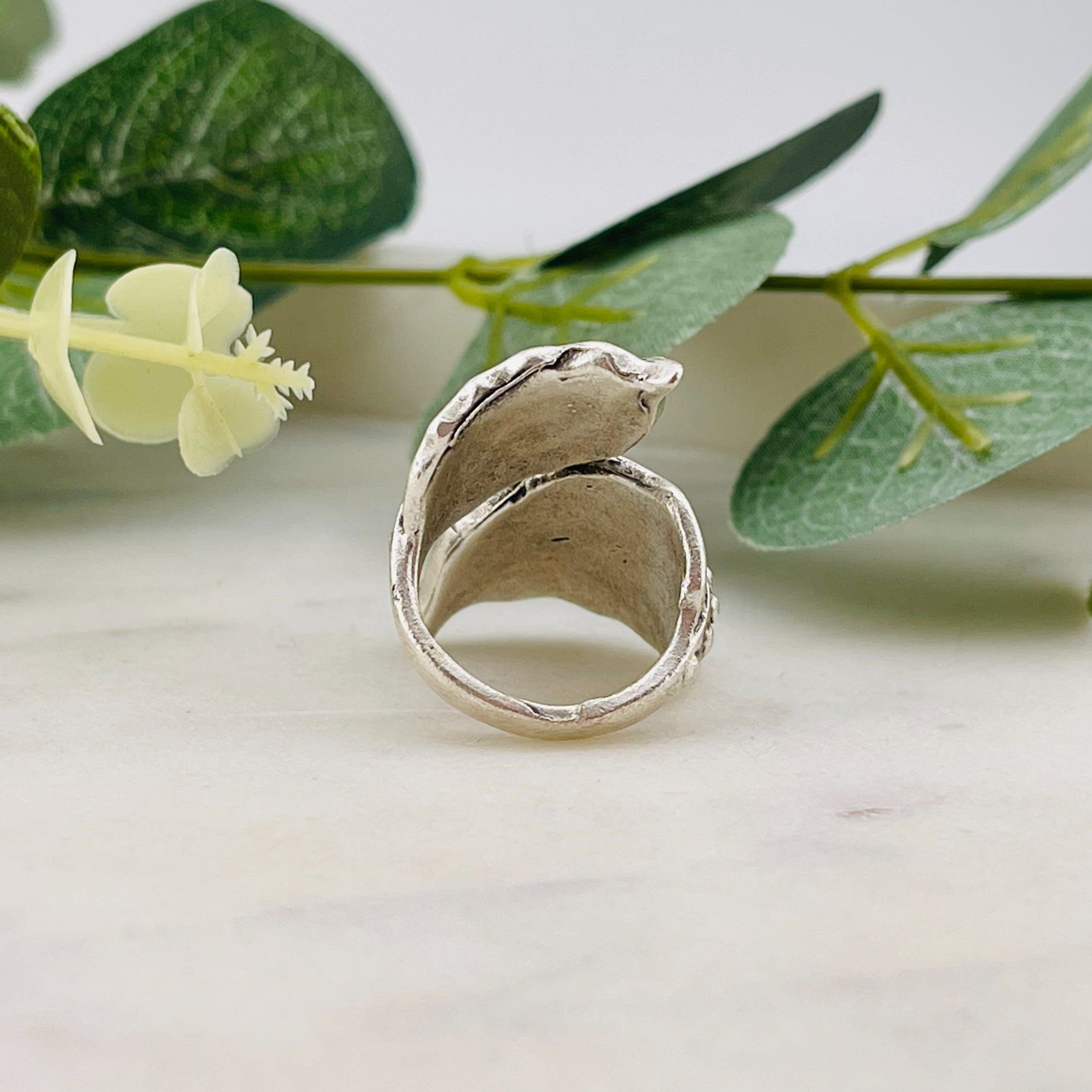 Silberner Fingerring Boho mit grossen Federn Harleen