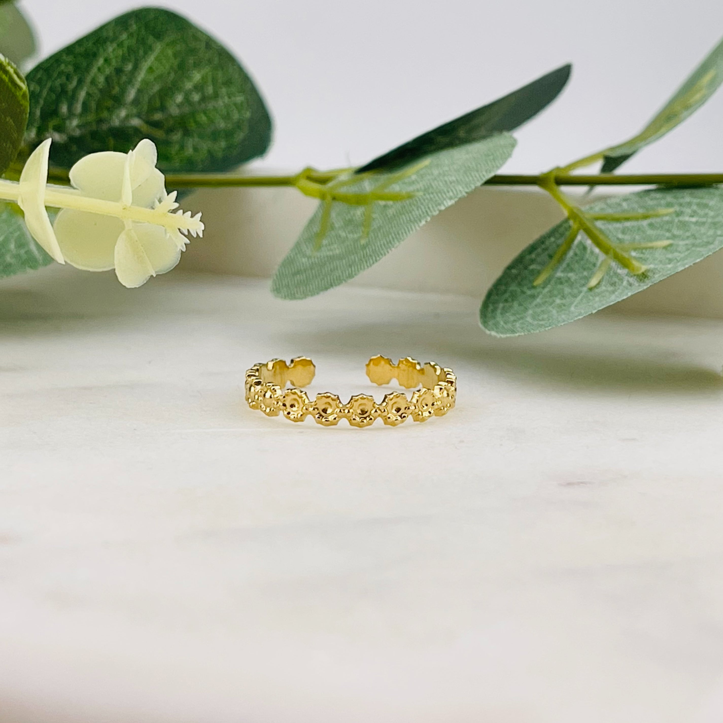 Schmaler Goldring mit feinem Blumen-Muster Pluvet