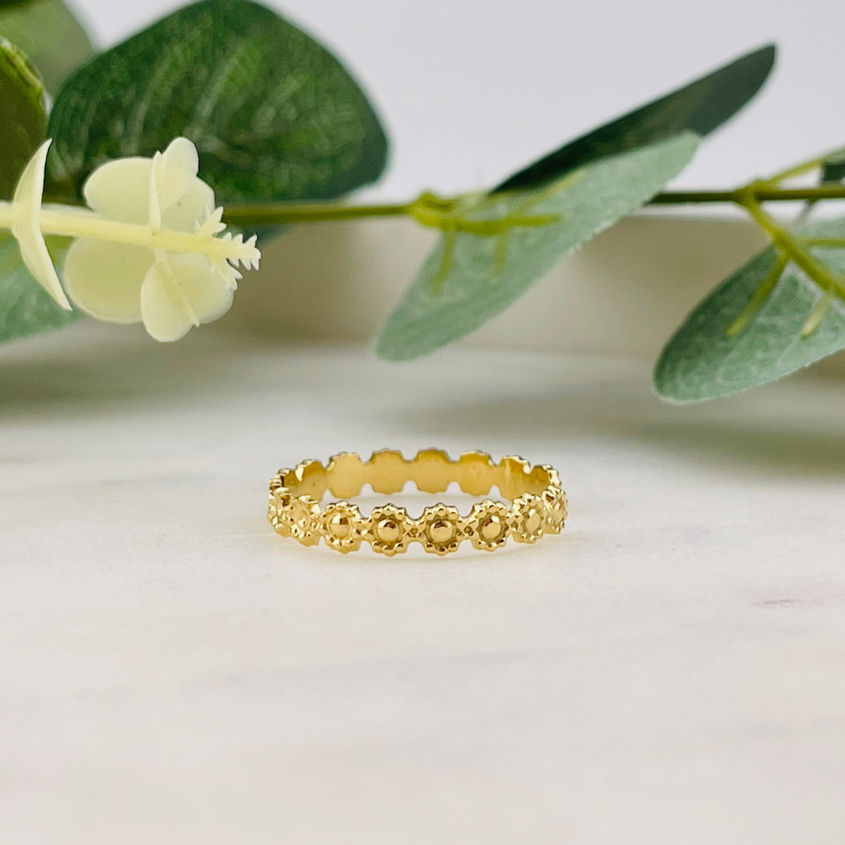 Schmaler Goldring mit feinem Blumen-Muster Pluvet