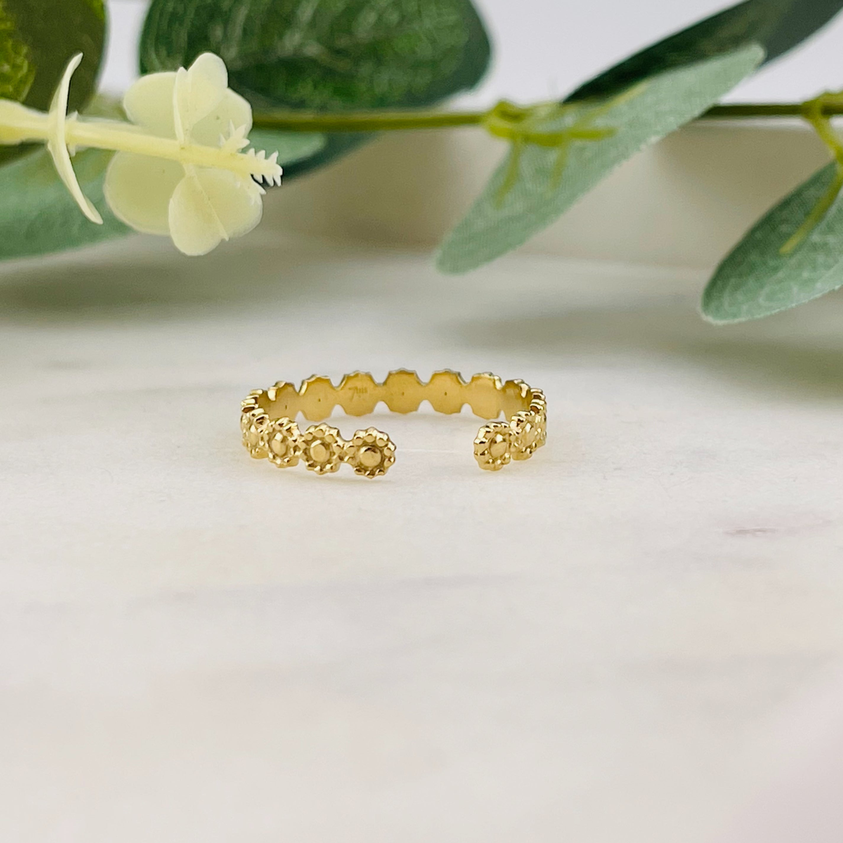 Schmaler Goldring mit feinem Blumen-Muster Pluvet