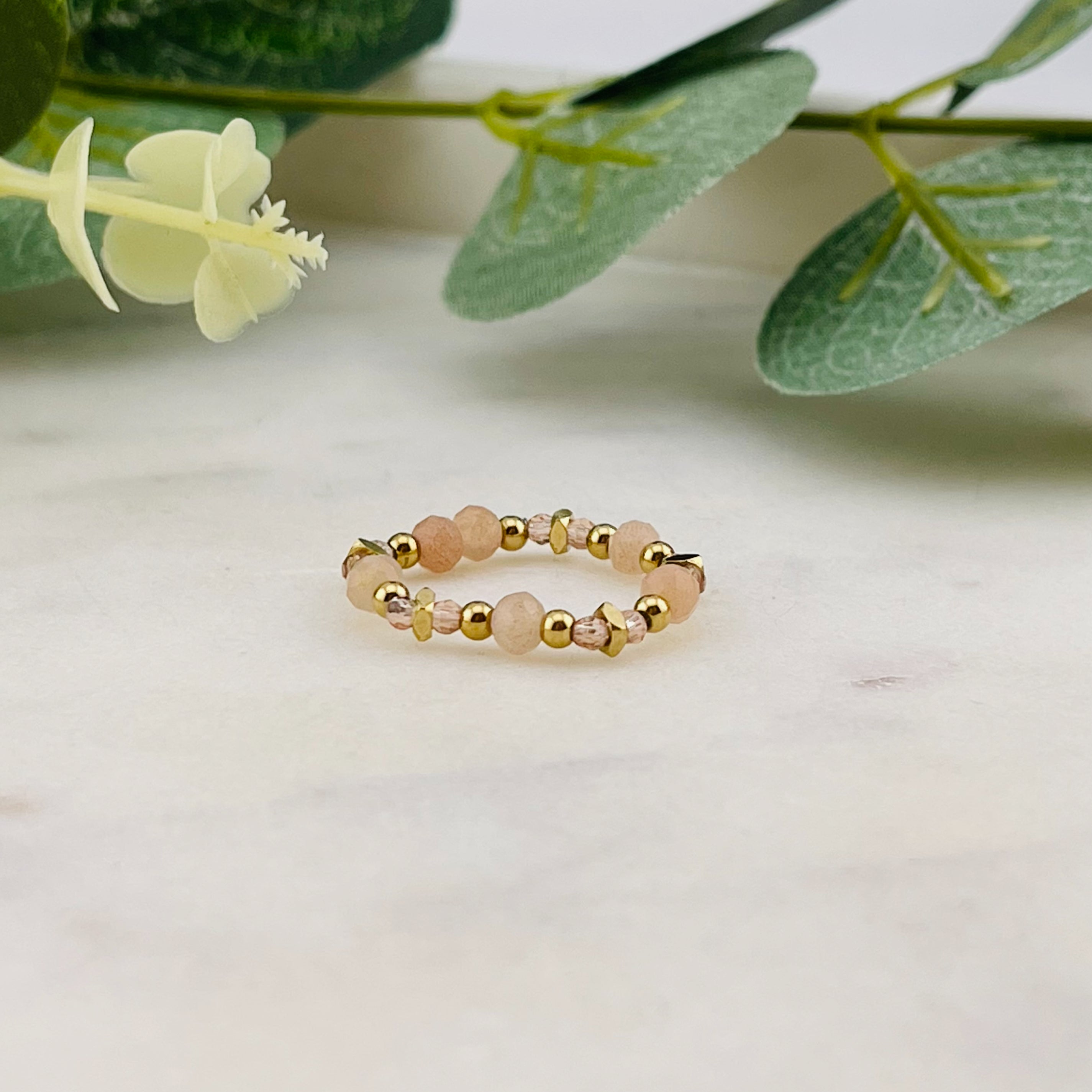 Elastischer Ring mit Goldperlen und Rosenquarz Monetry