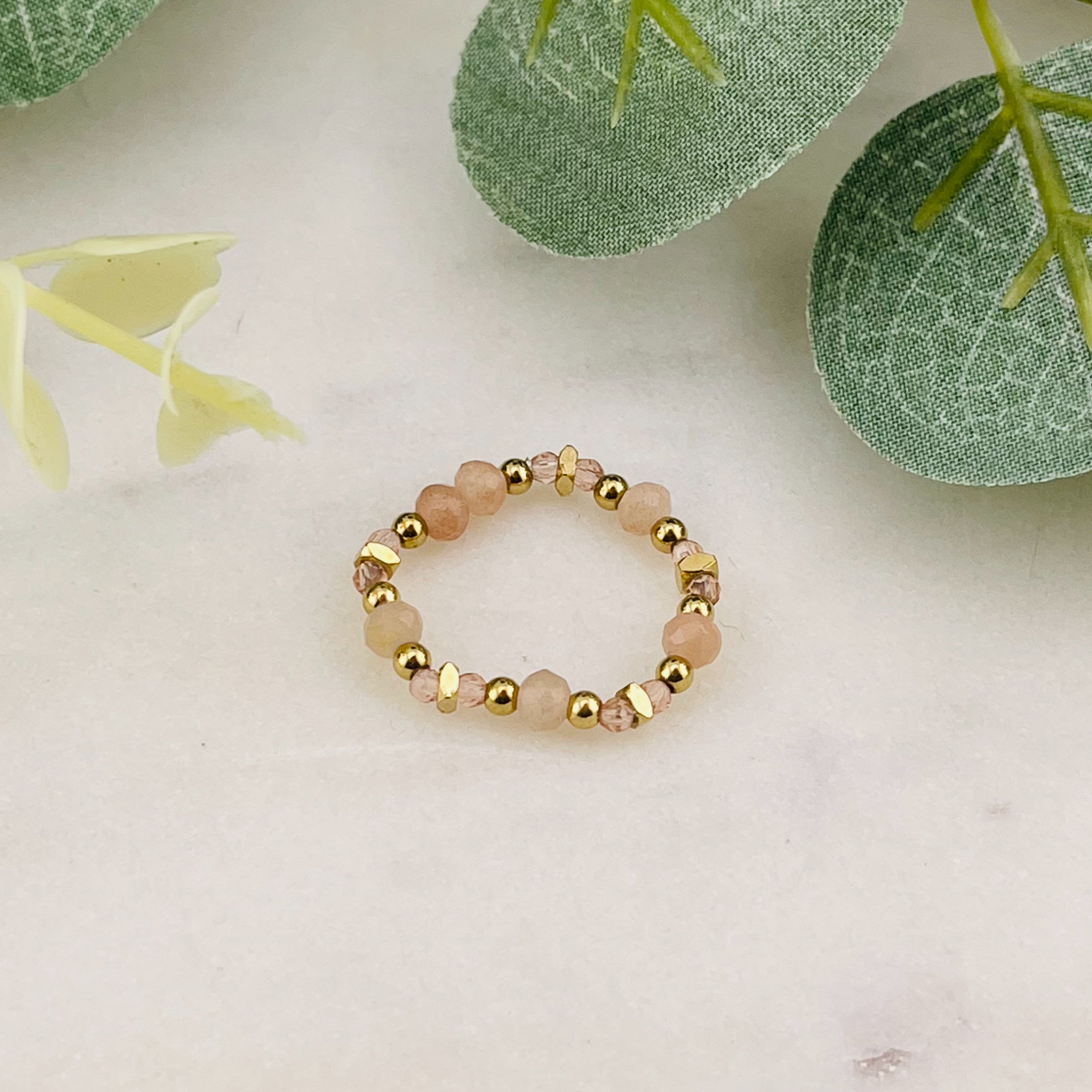 Elastischer Ring mit Goldperlen und Rosenquarz Monetry