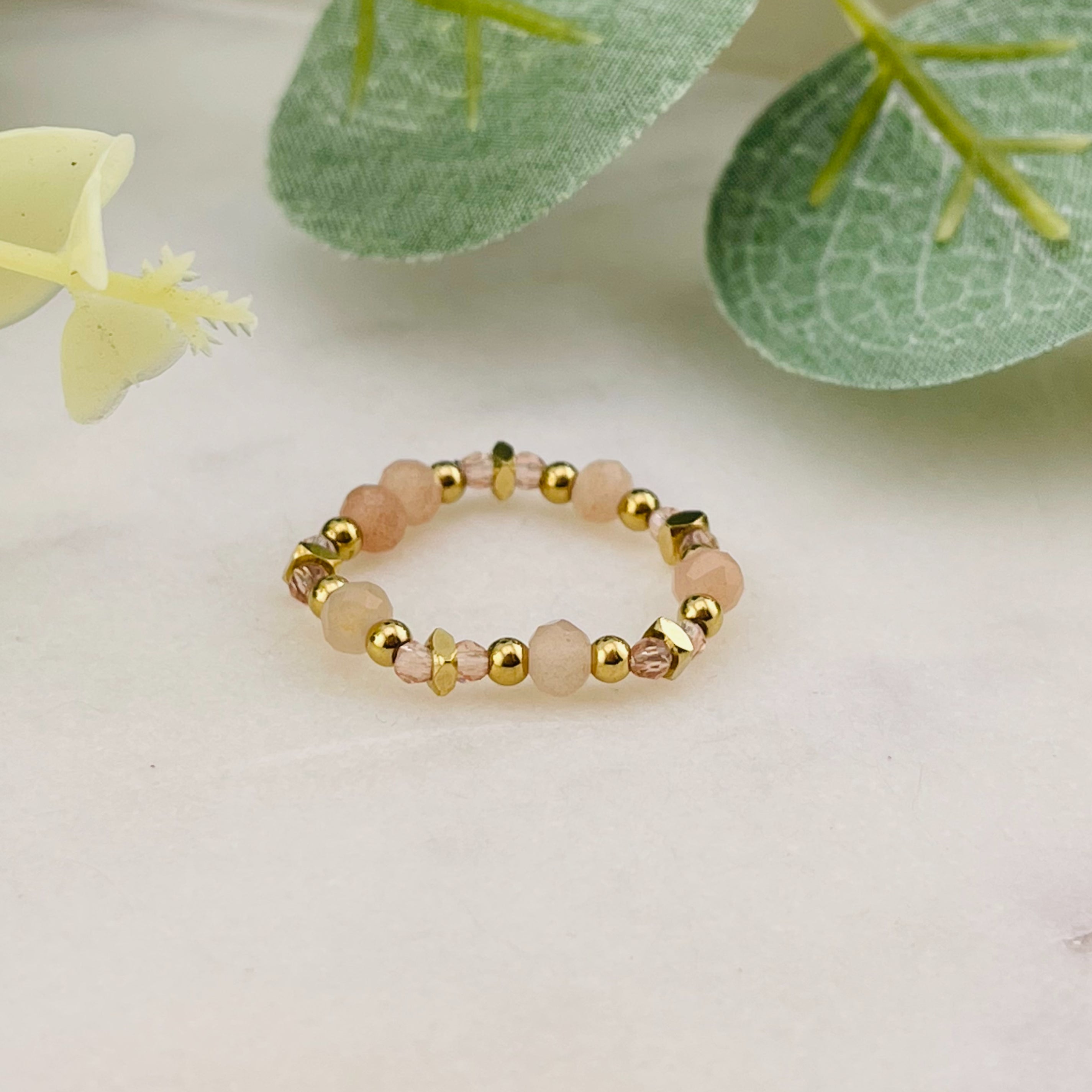 Elastischer Ring mit Goldperlen und Rosenquarz Monetry