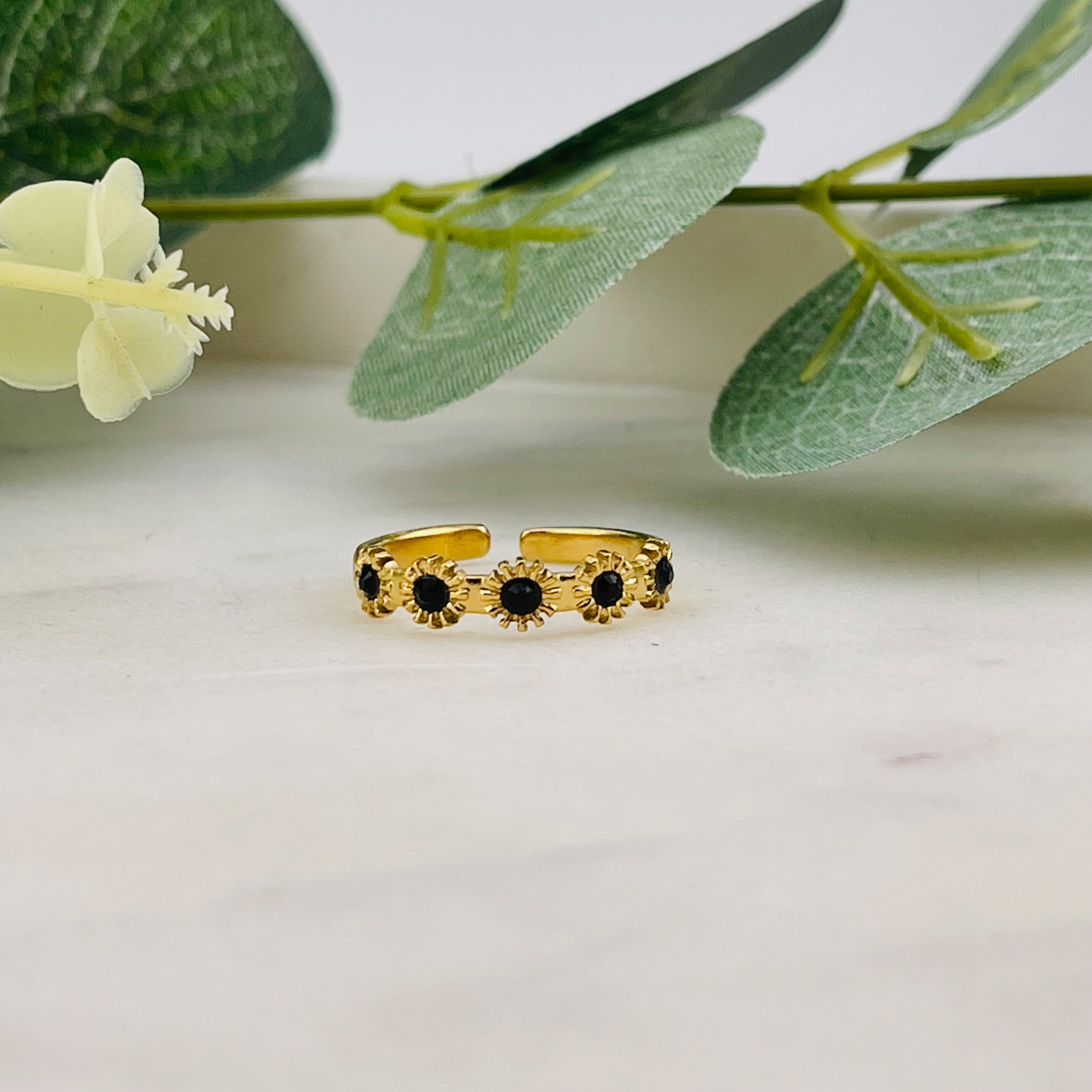 Schmaler Goldring mit schwarzen Steinchen Florales Design Masada