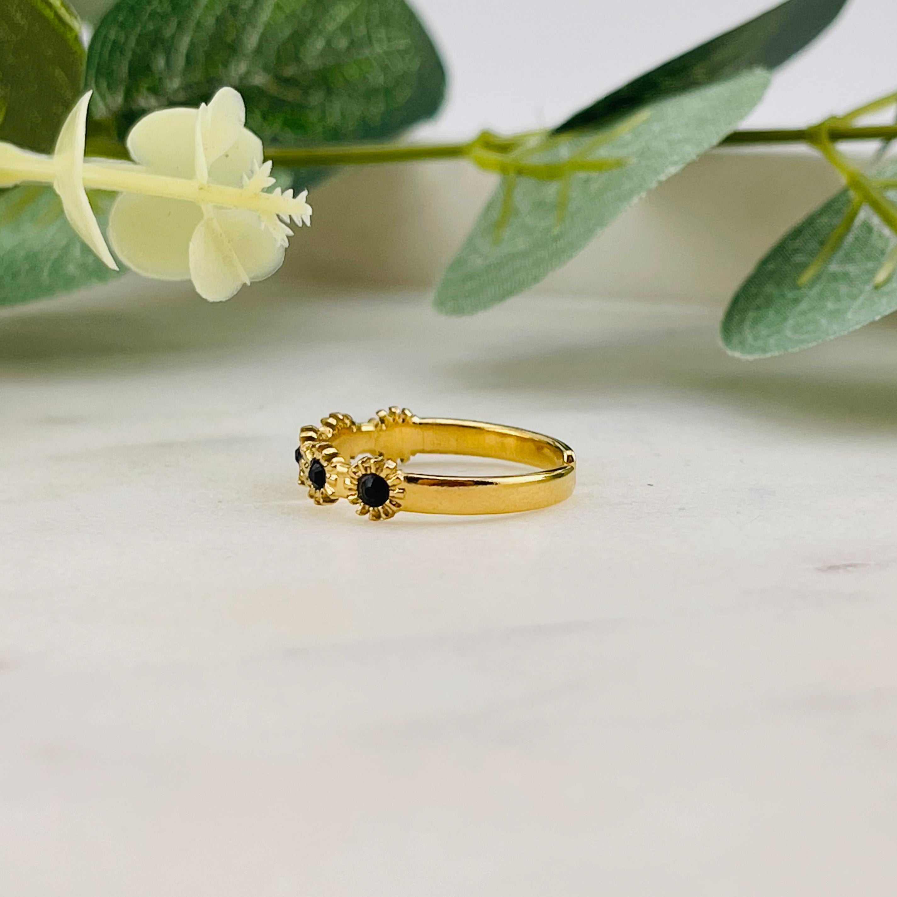 Schmaler Goldring mit schwarzen Steinchen Florales Design Masada