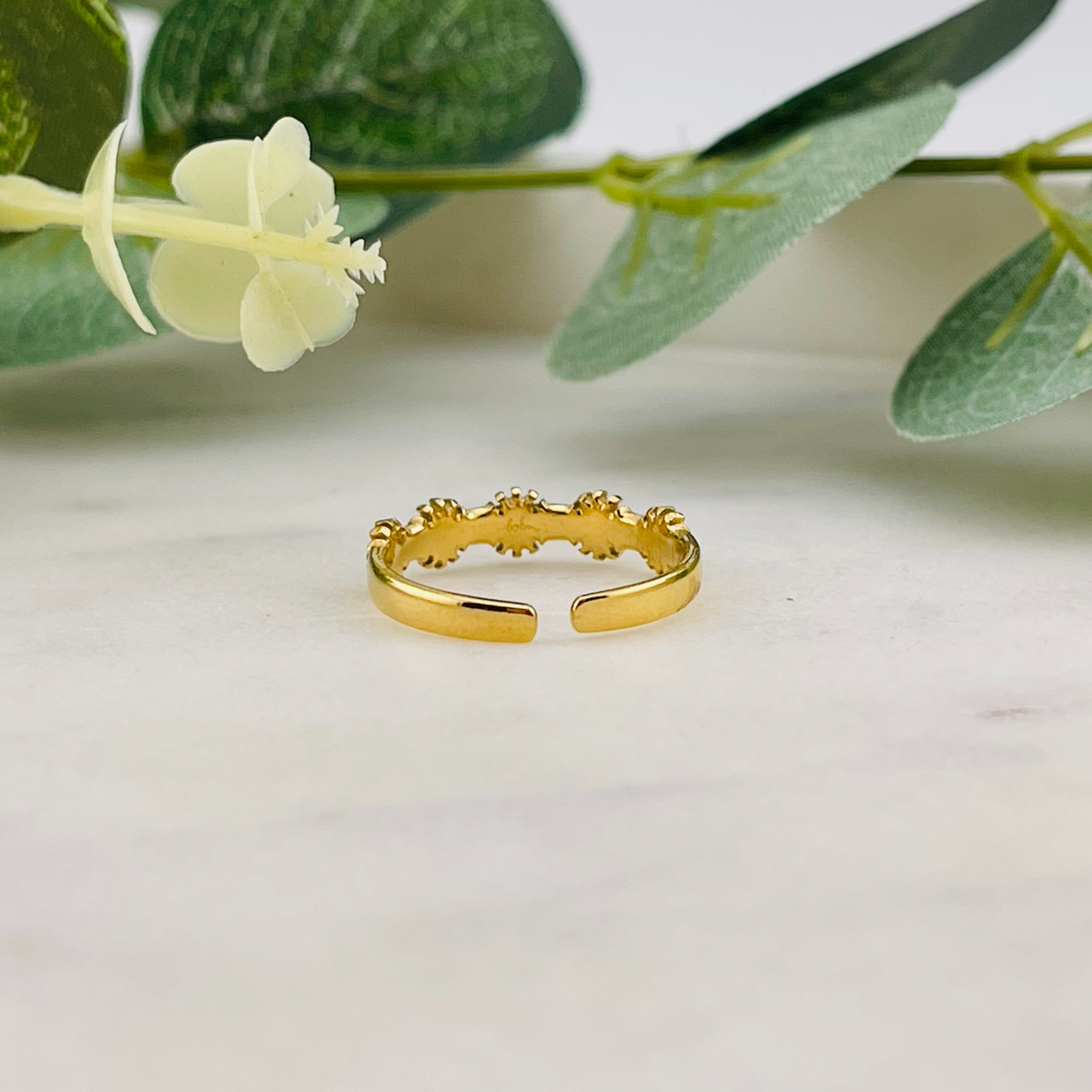 Schmaler Goldring mit schwarzen Steinchen Florales Design Masada