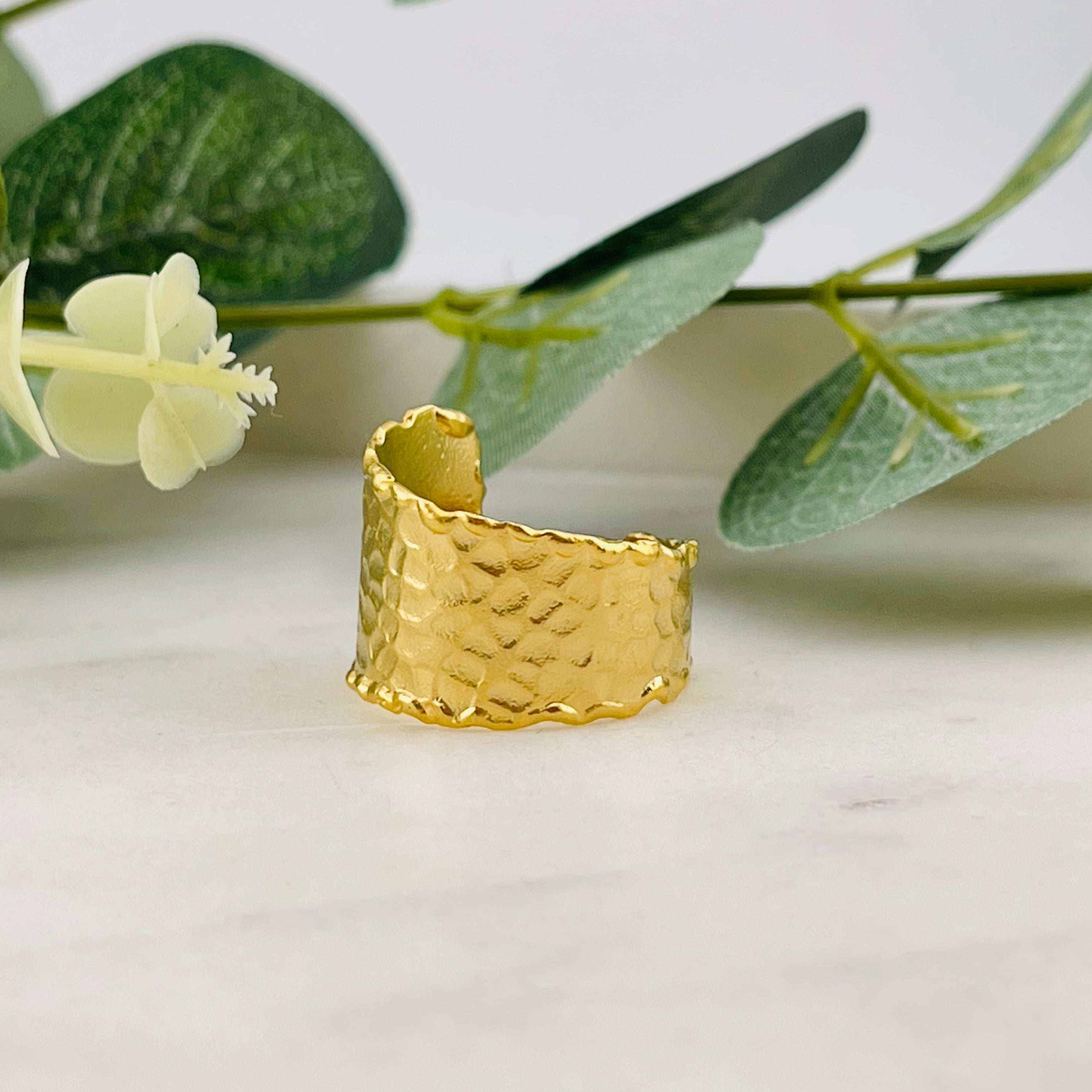 Offener goldener Fingerring mit speziellem Design Sanura