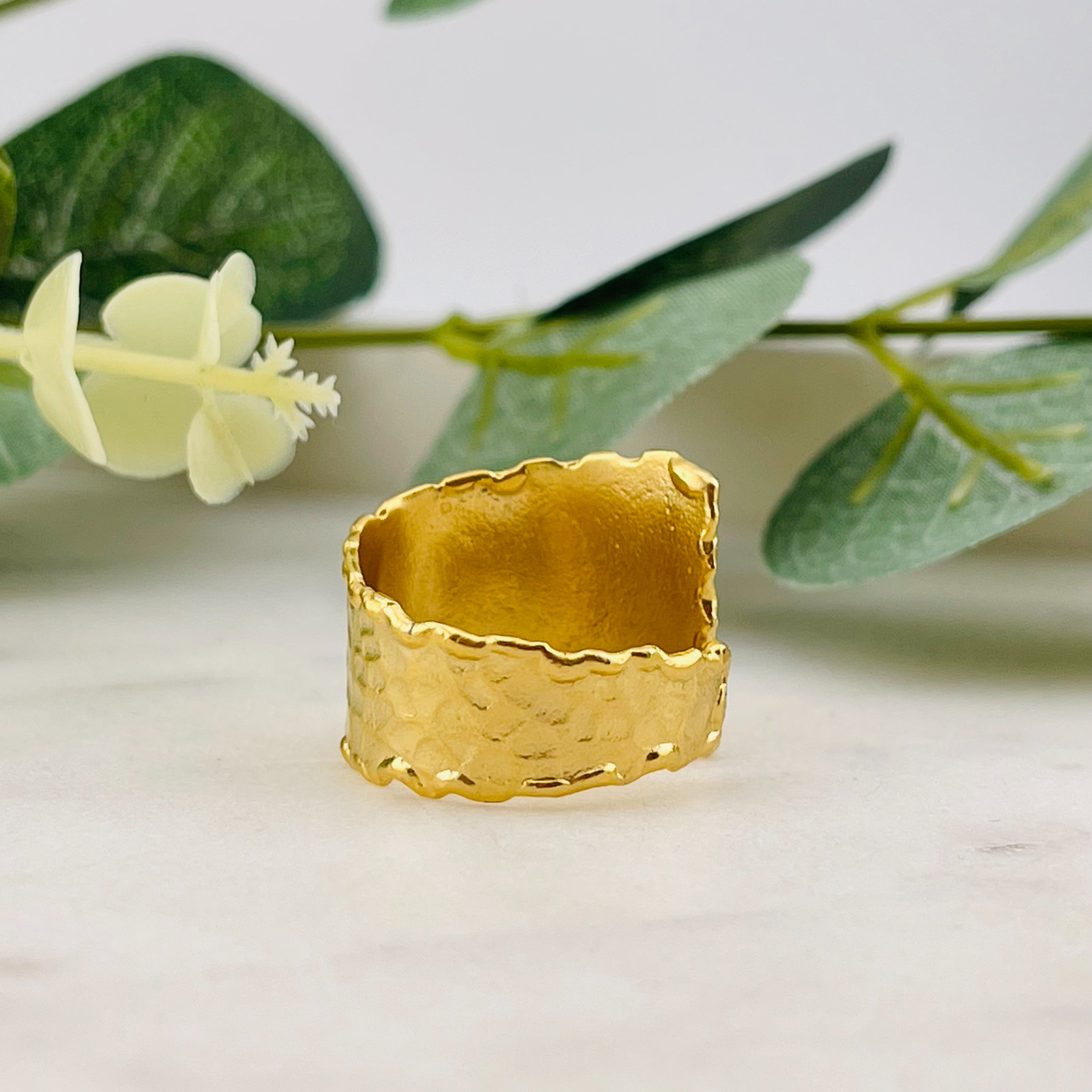 Offener goldener Fingerring mit speziellem Design Sanura