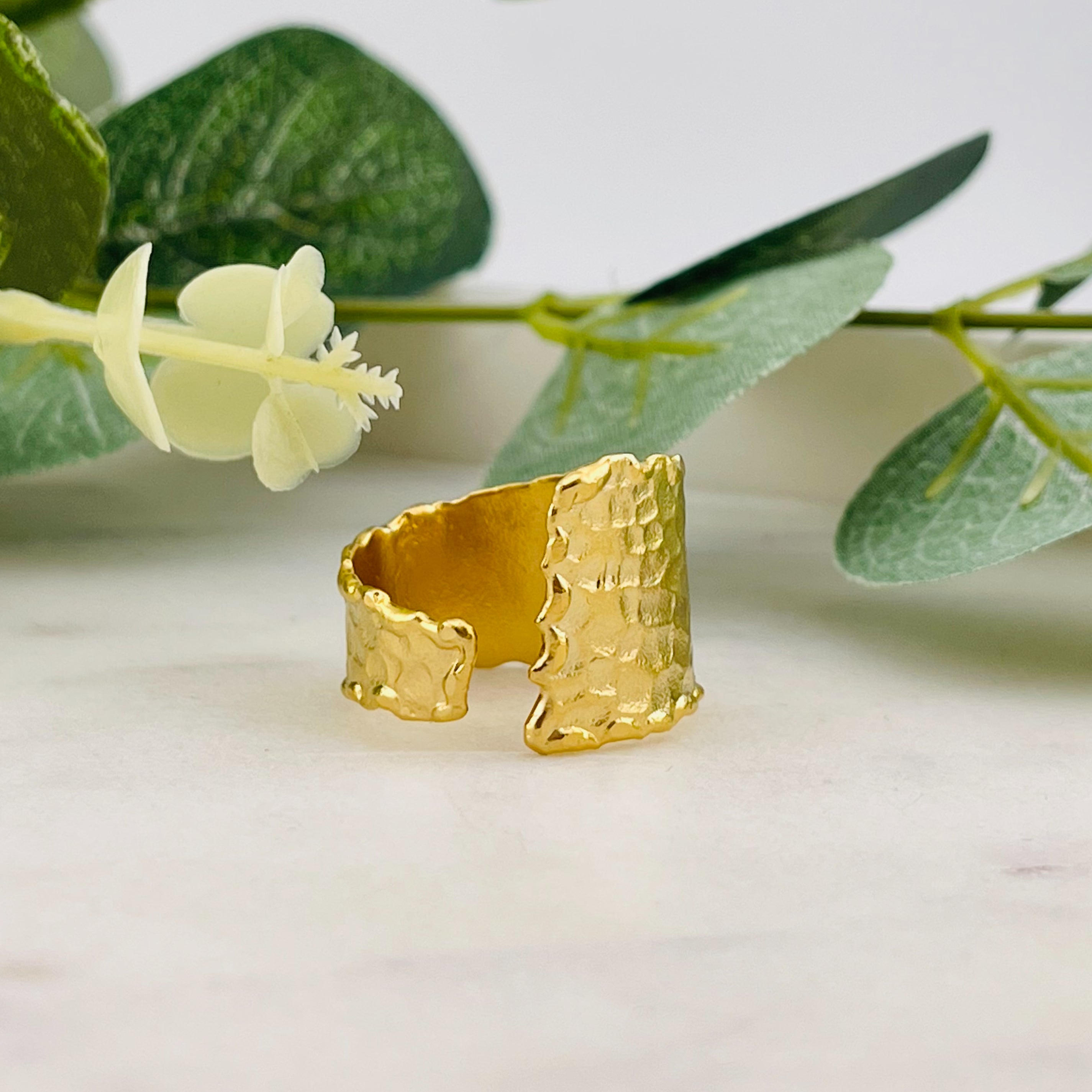 Offener goldener Fingerring mit speziellem Design Sanura