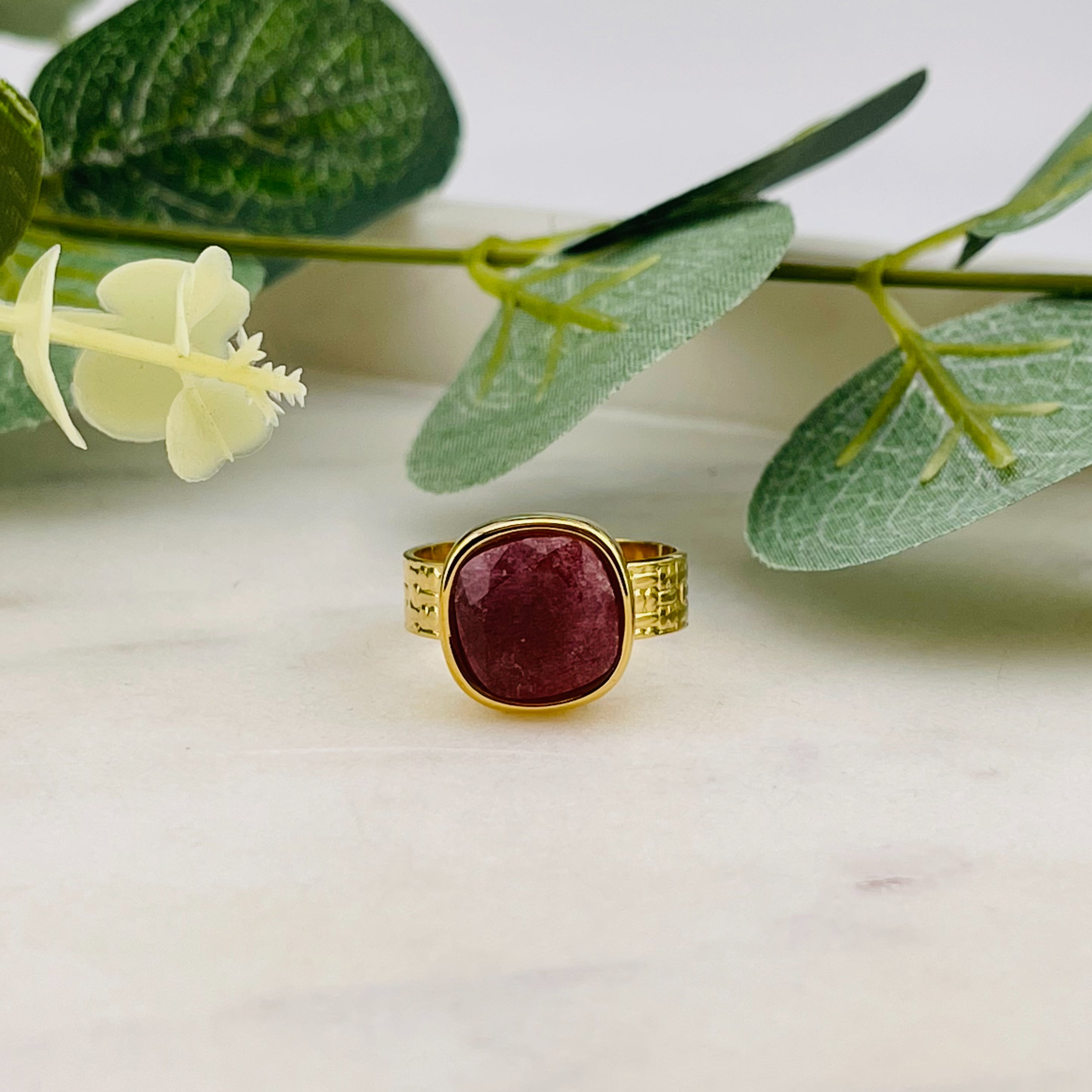 Offener Goldring mit grossem Erdbeer Quarz-Stein Ryn