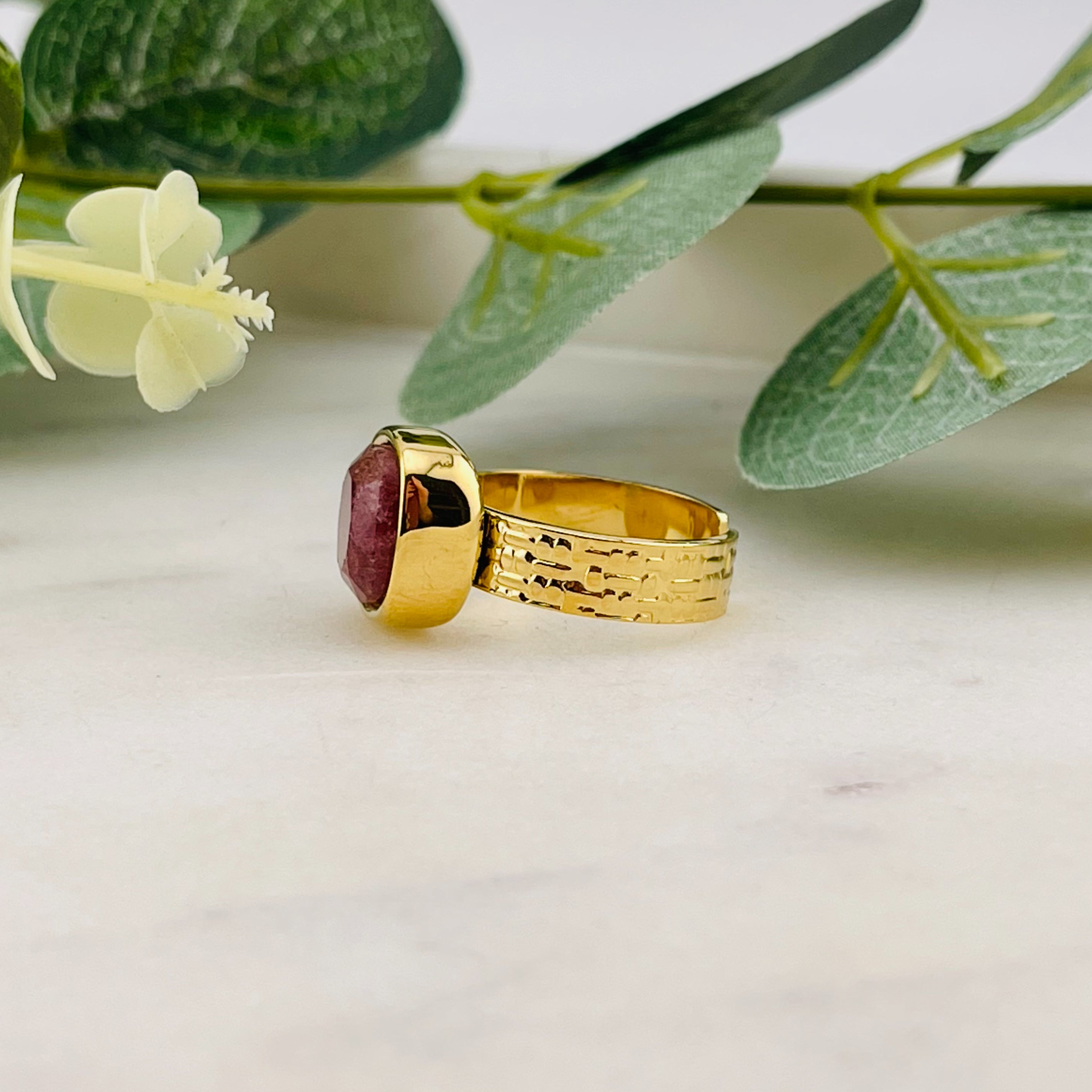 Offener Goldring mit grossem Erdbeer Quarz-Stein Ryn