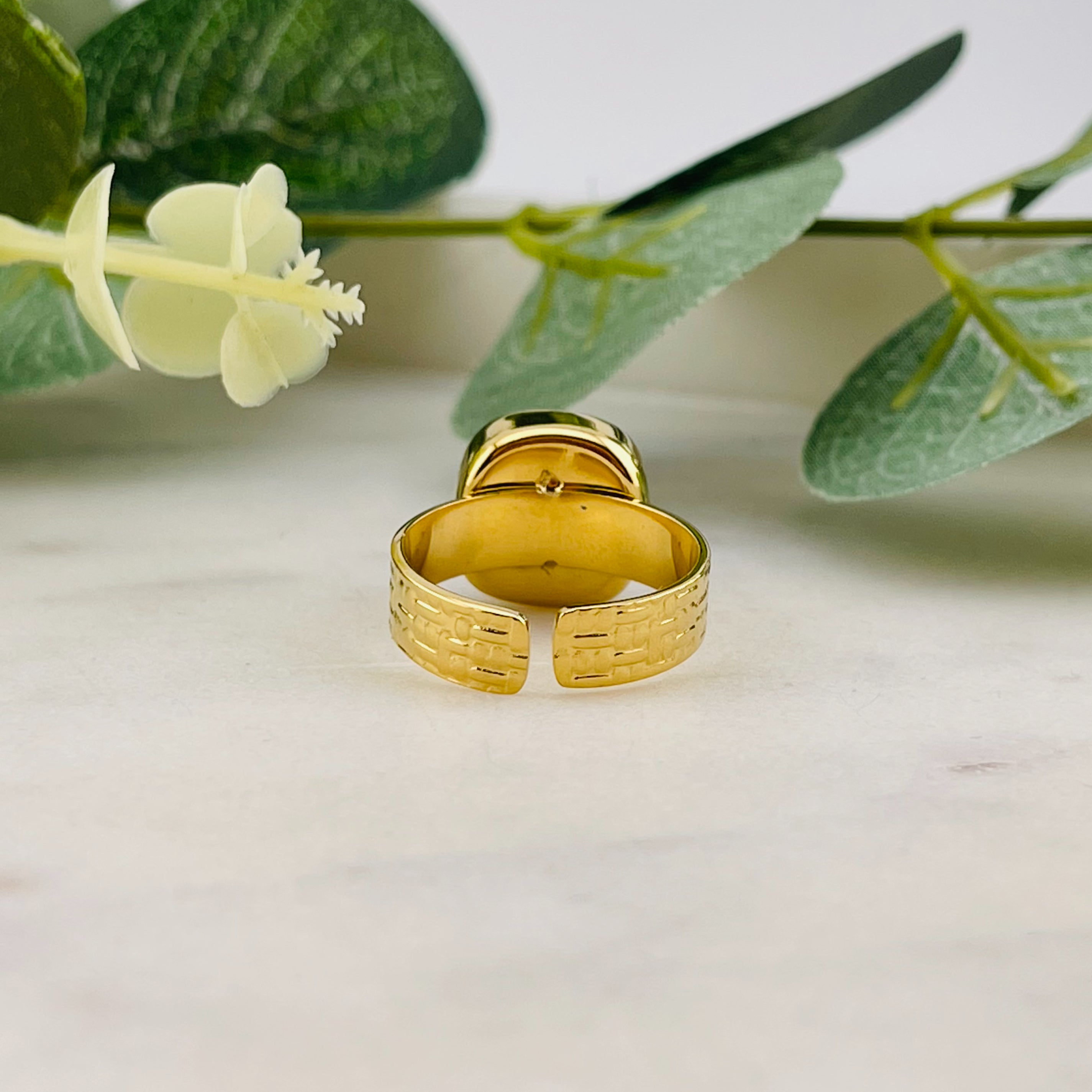 Offener Goldring mit grossem Erdbeer Quarz-Stein Ryn