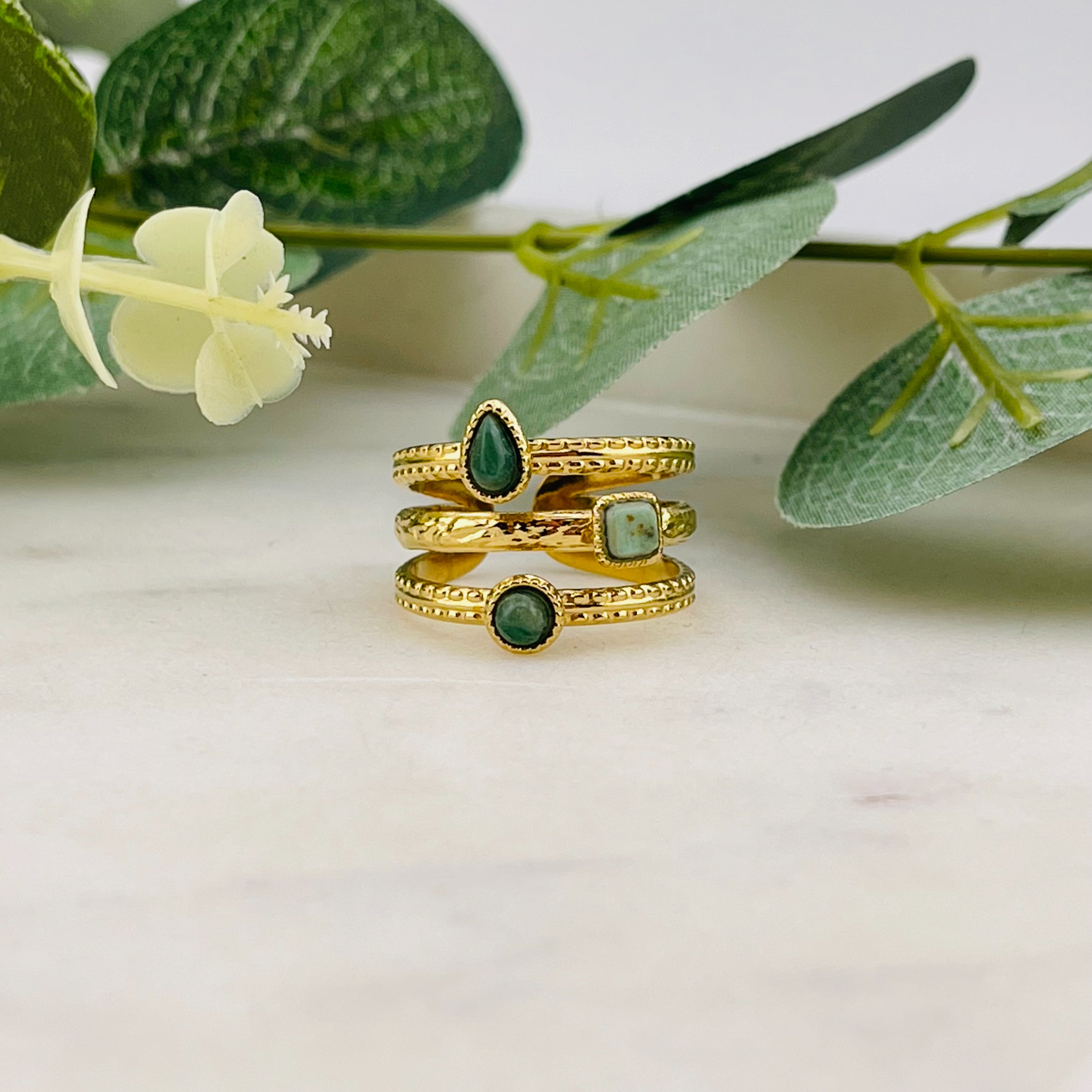 Goldener Boho-Ring mit grünen Jaspis Steinen Mairana