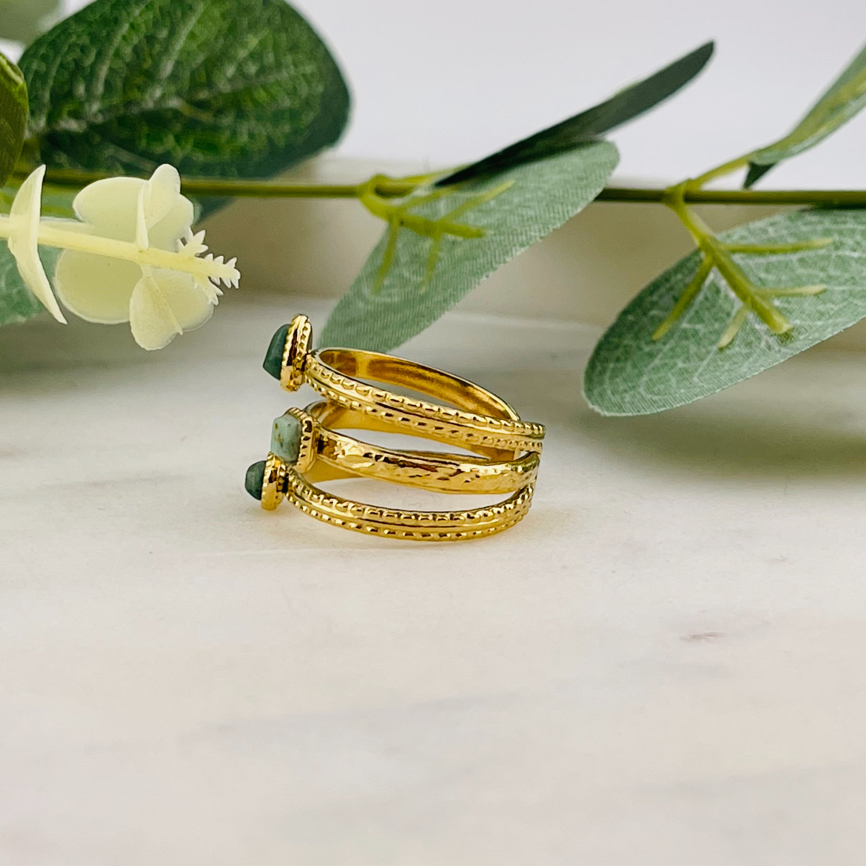 Goldener Boho-Ring mit grünen Jaspis Steinen Mairana