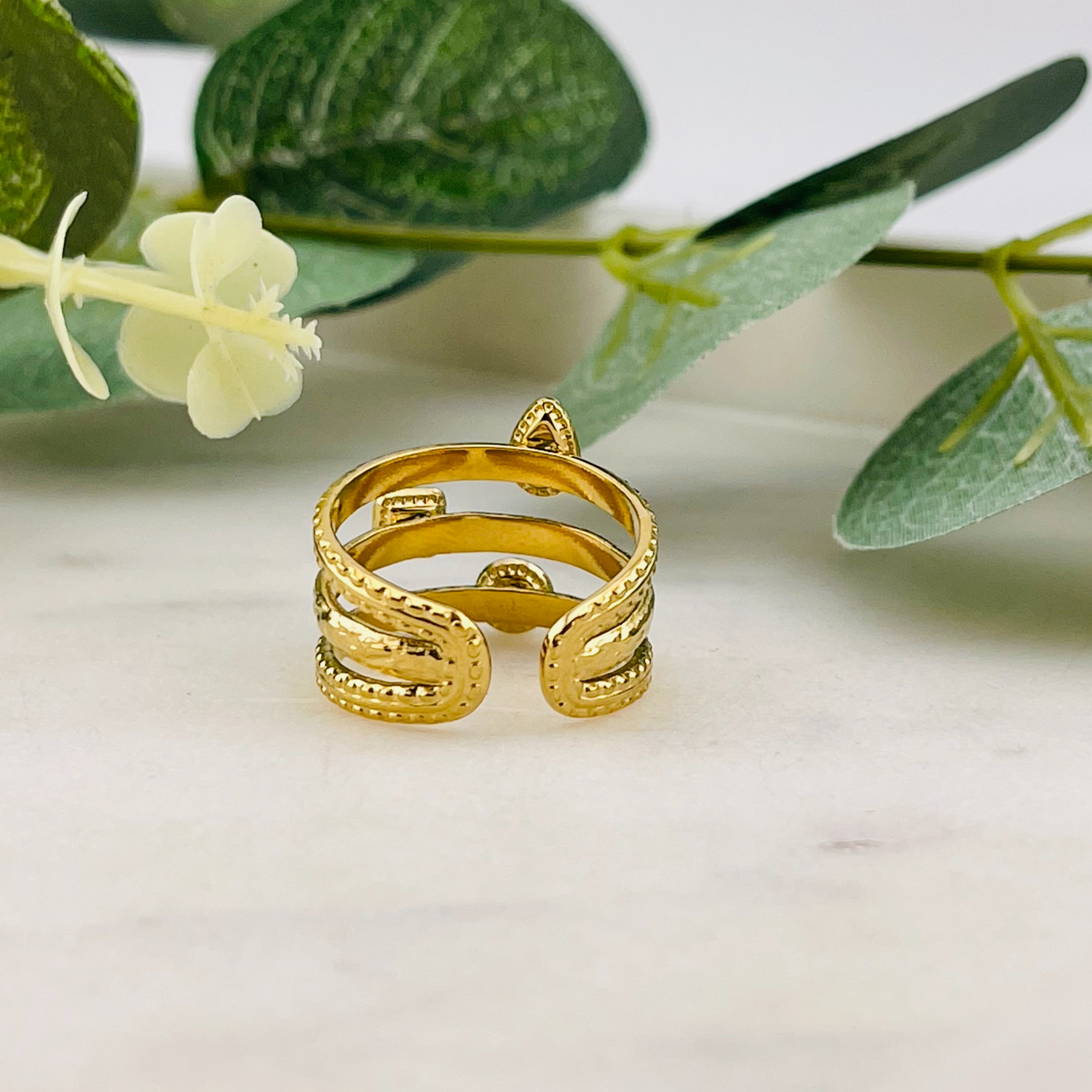 Goldener Boho-Ring mit grünen Jaspis Steinen Mairana