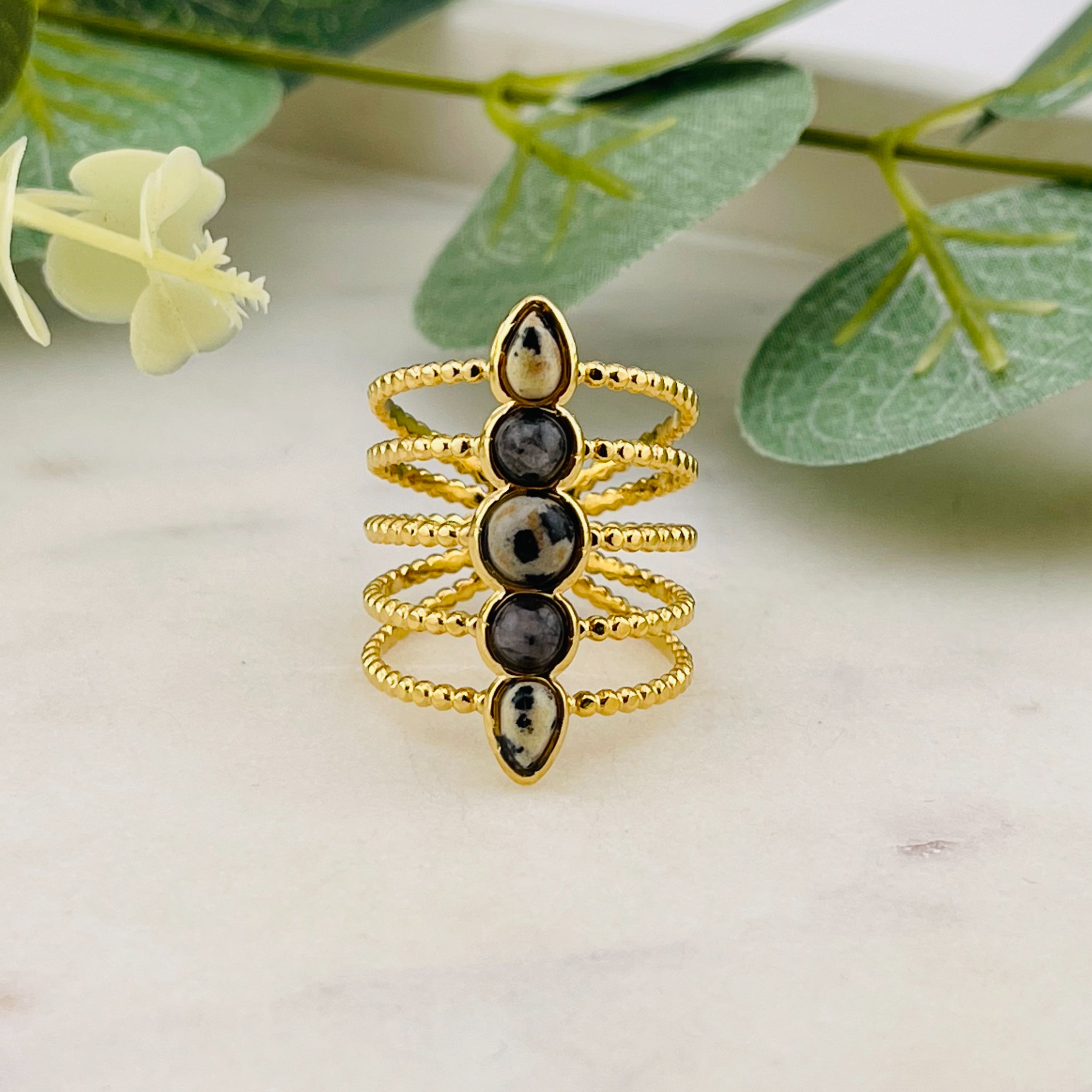 Breiter Goldring mit Dalmatiner Jaspis Steinen Reves