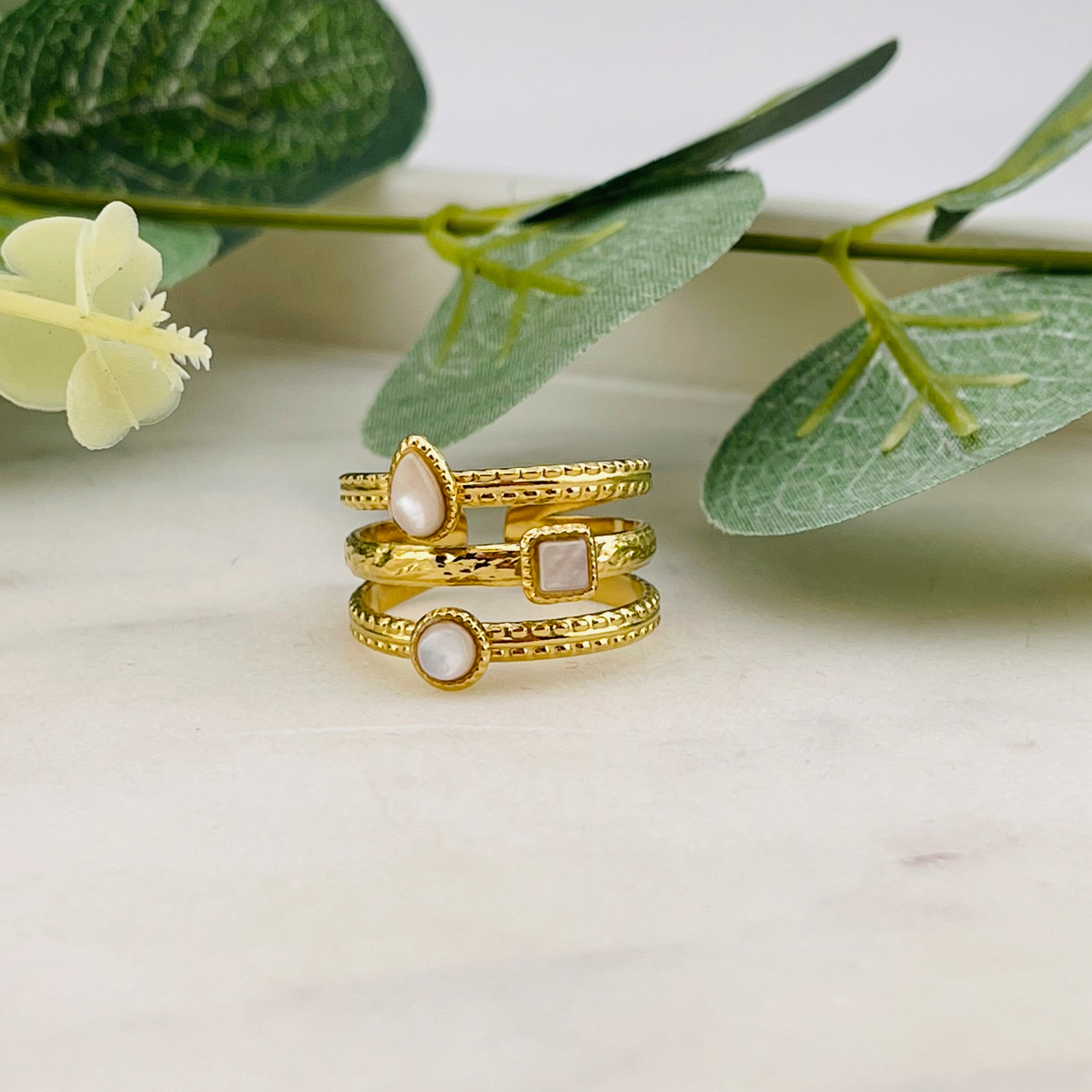 Boho Goldring mit weissen Perlmuttsteinen Iskele