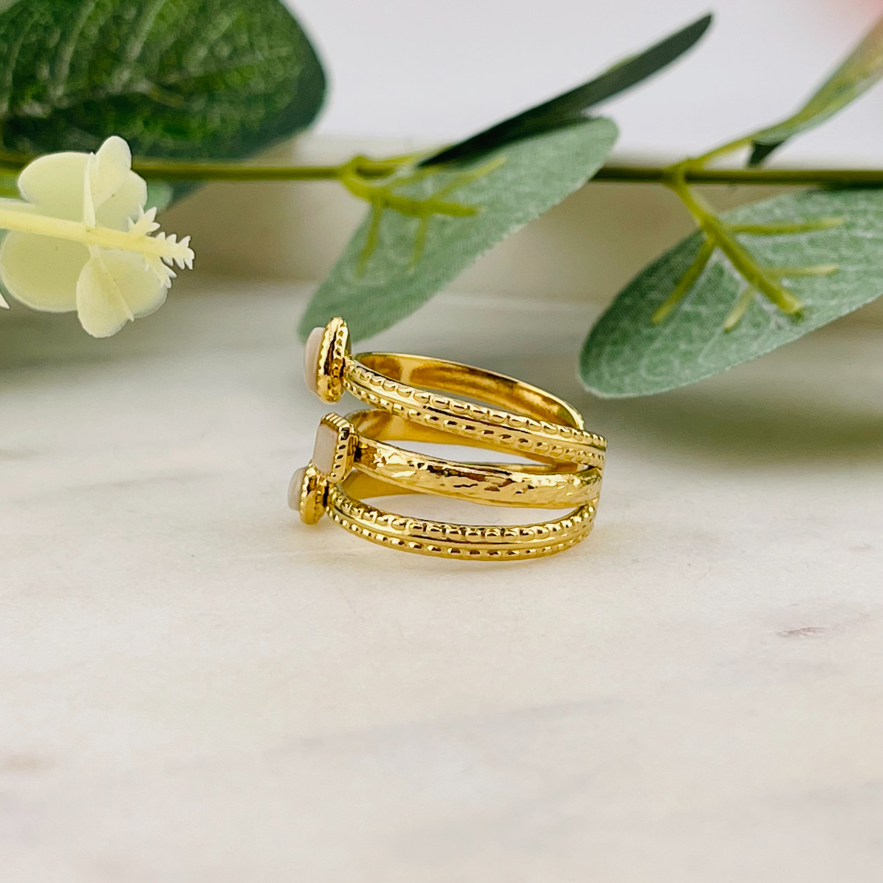 Boho Goldring mit weissen Perlmuttsteinen Iskele