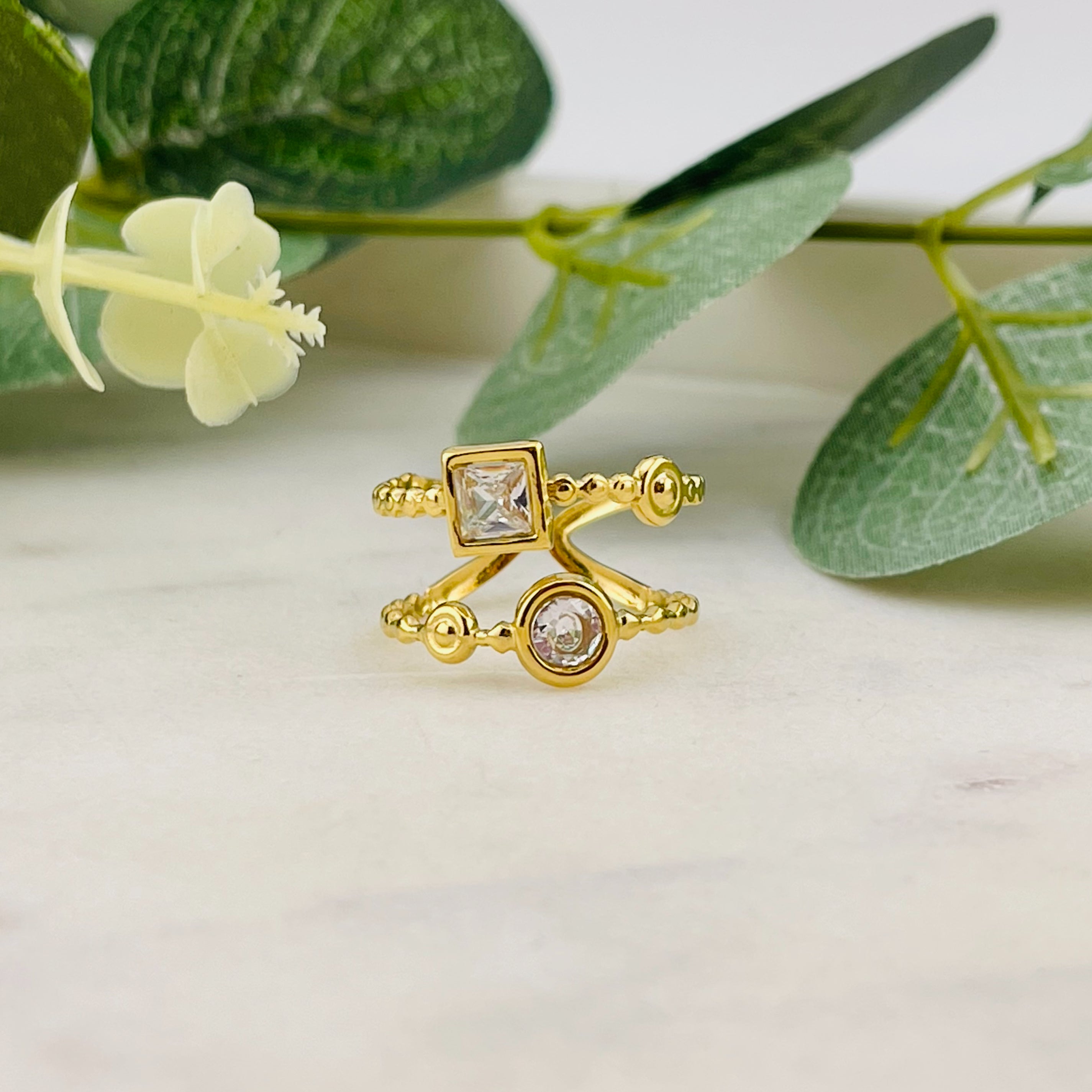 Designstarker feiner Goldring mit weissen Steinen Myrcela