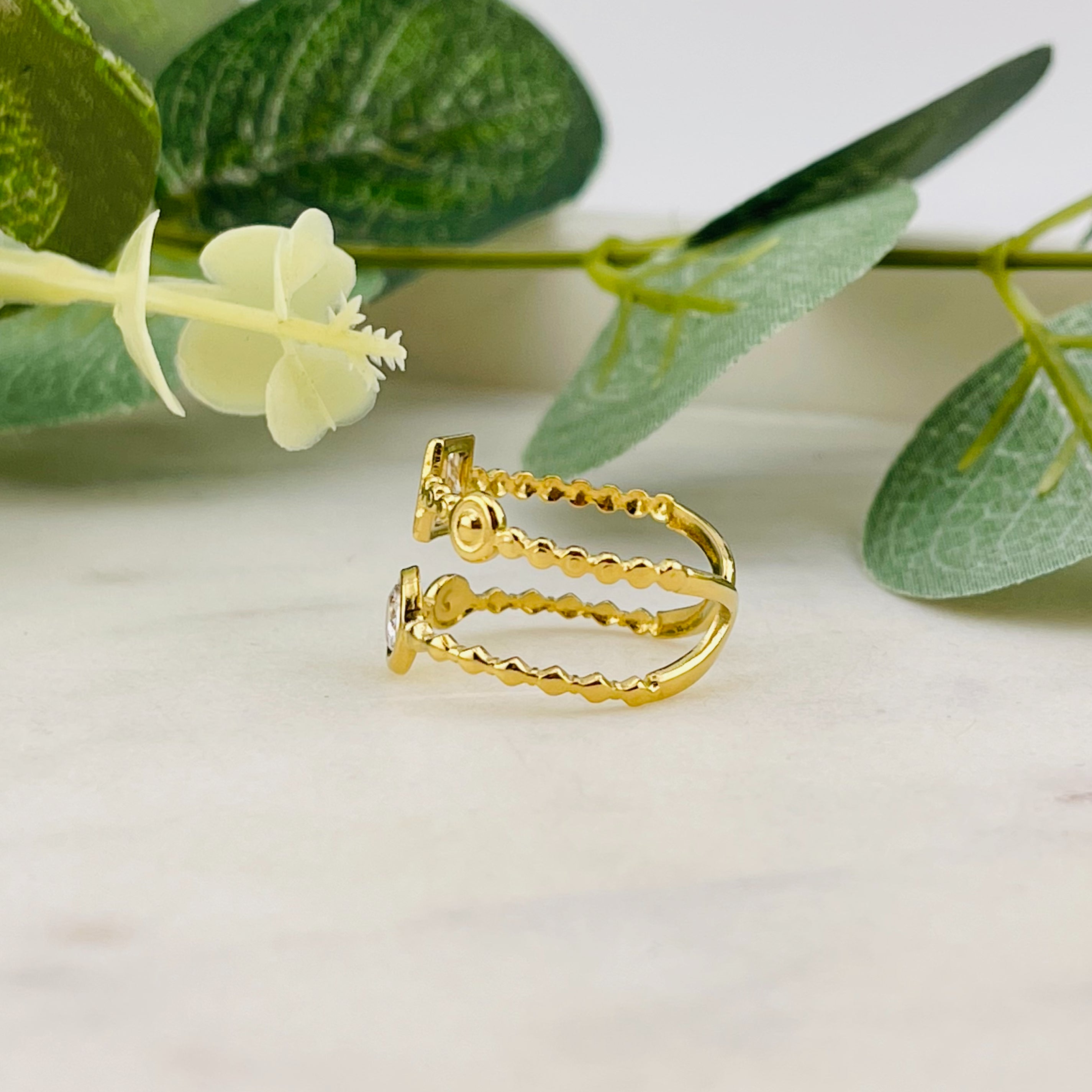 Designstarker feiner Goldring mit weissen Steinen Myrcela