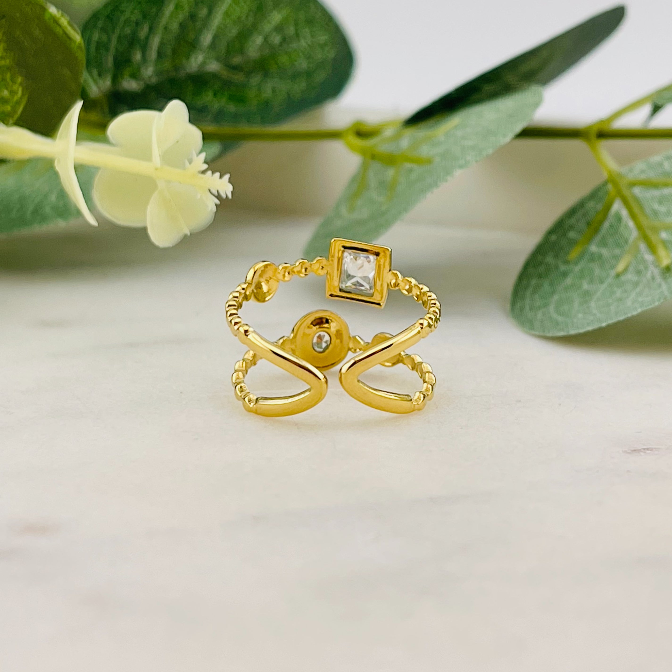 Designstarker feiner Goldring mit weissen Steinen Myrcela