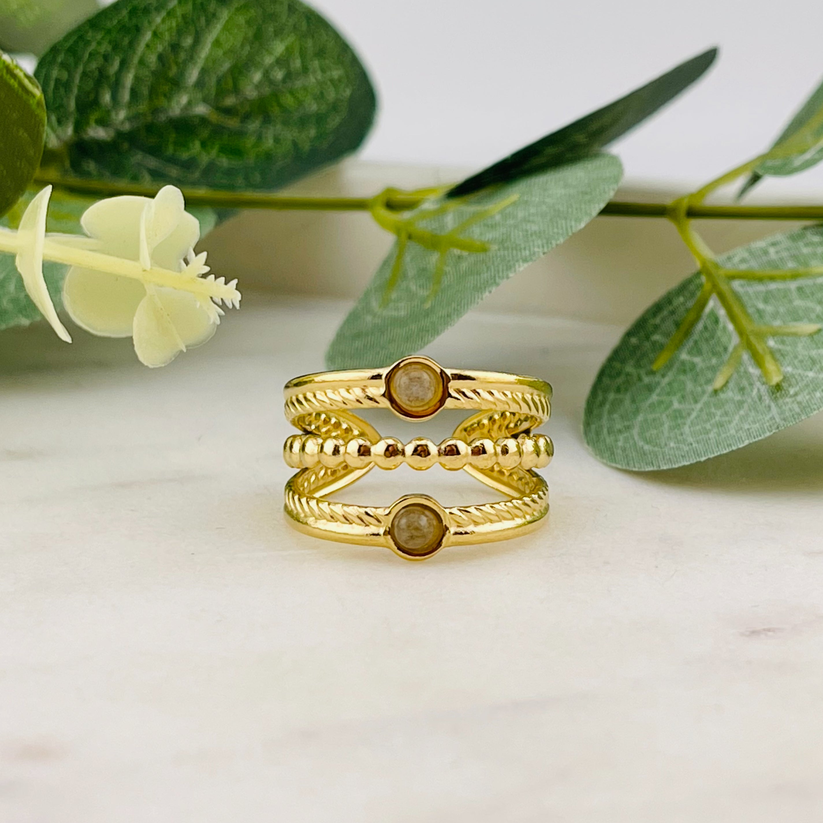 Offener Goldring mit hellen Steinchen Boho-Design Collias
