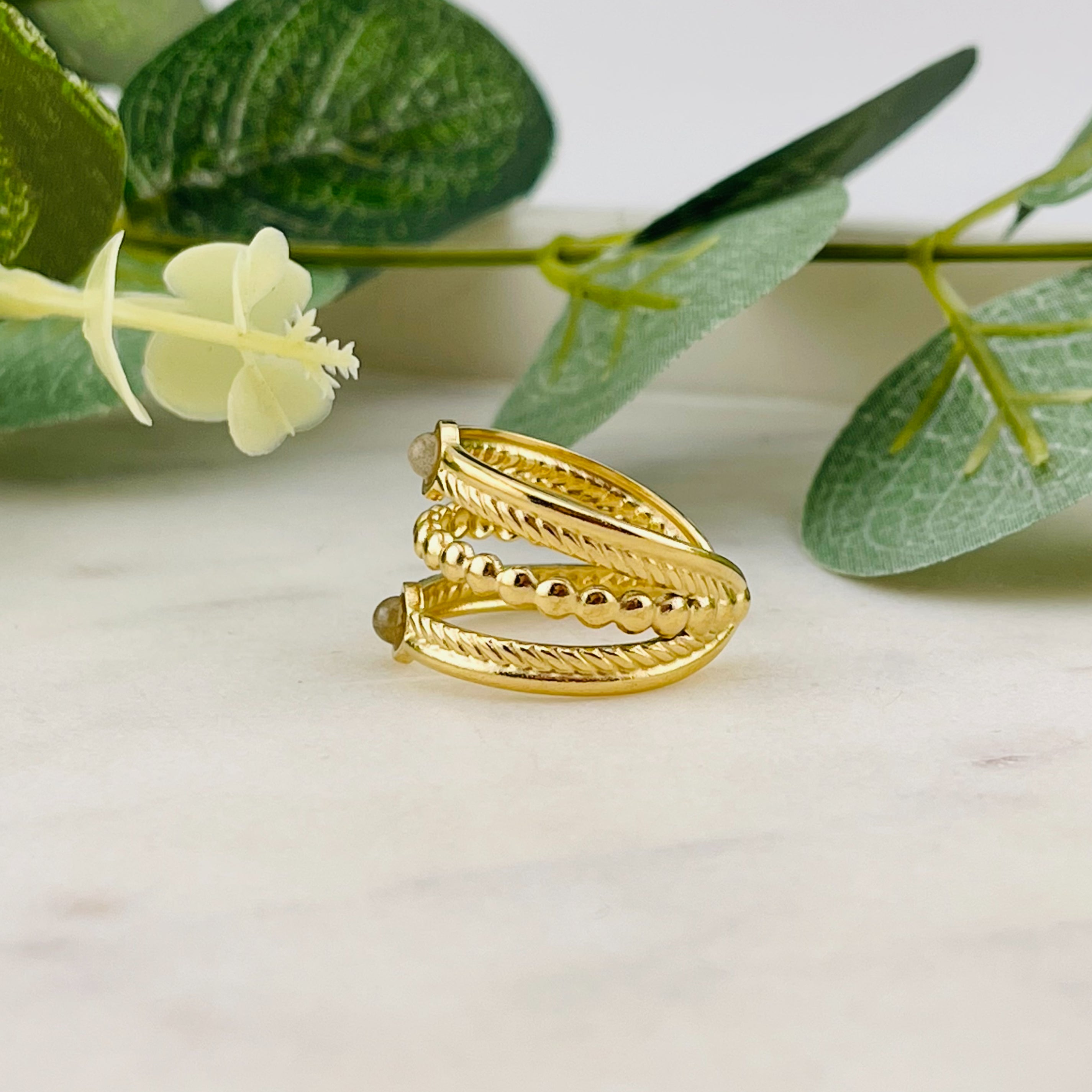 Offener Goldring mit hellen Steinchen Boho-Design Collias