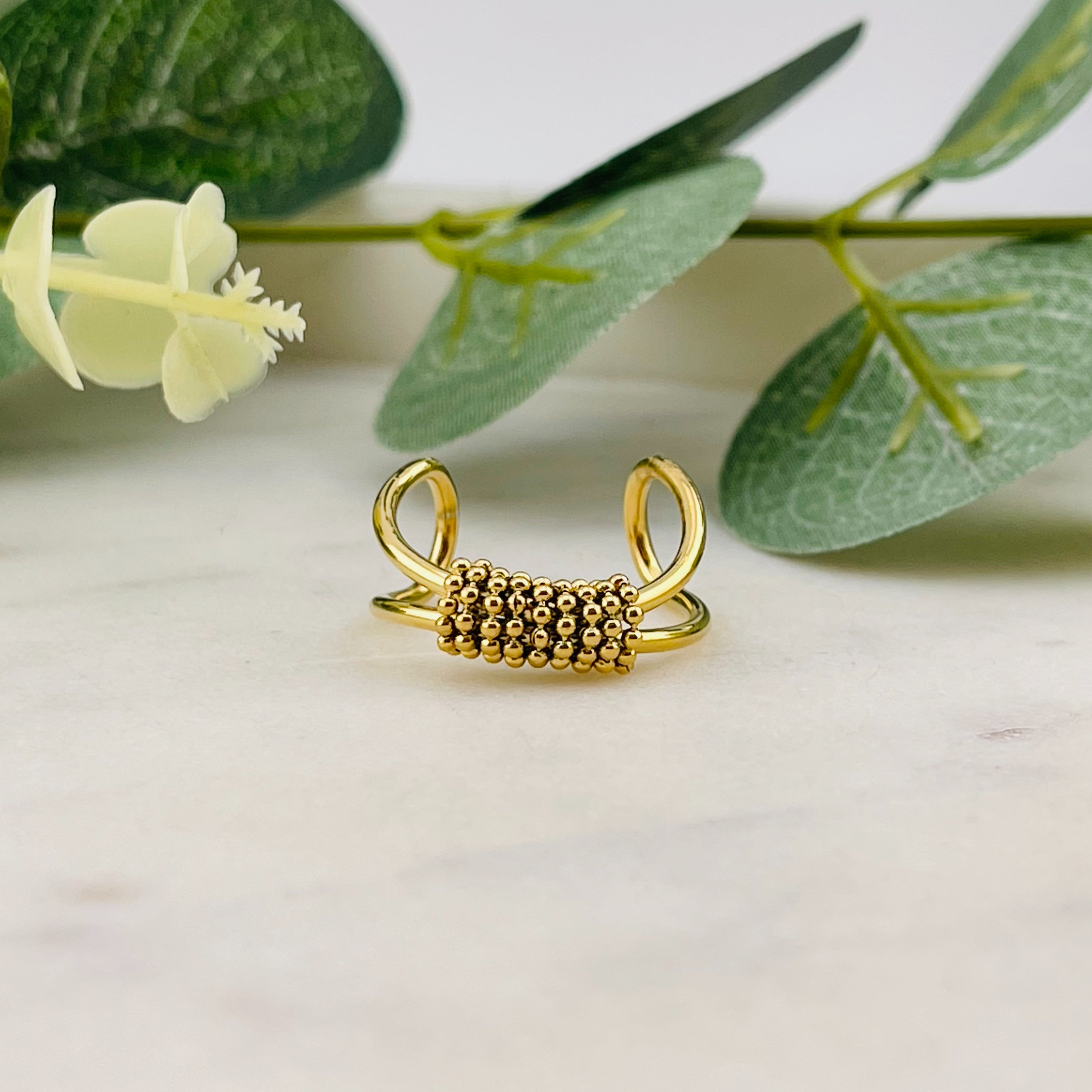 Goldener Fingerring mit feinem Boho Kugeldekor Merel