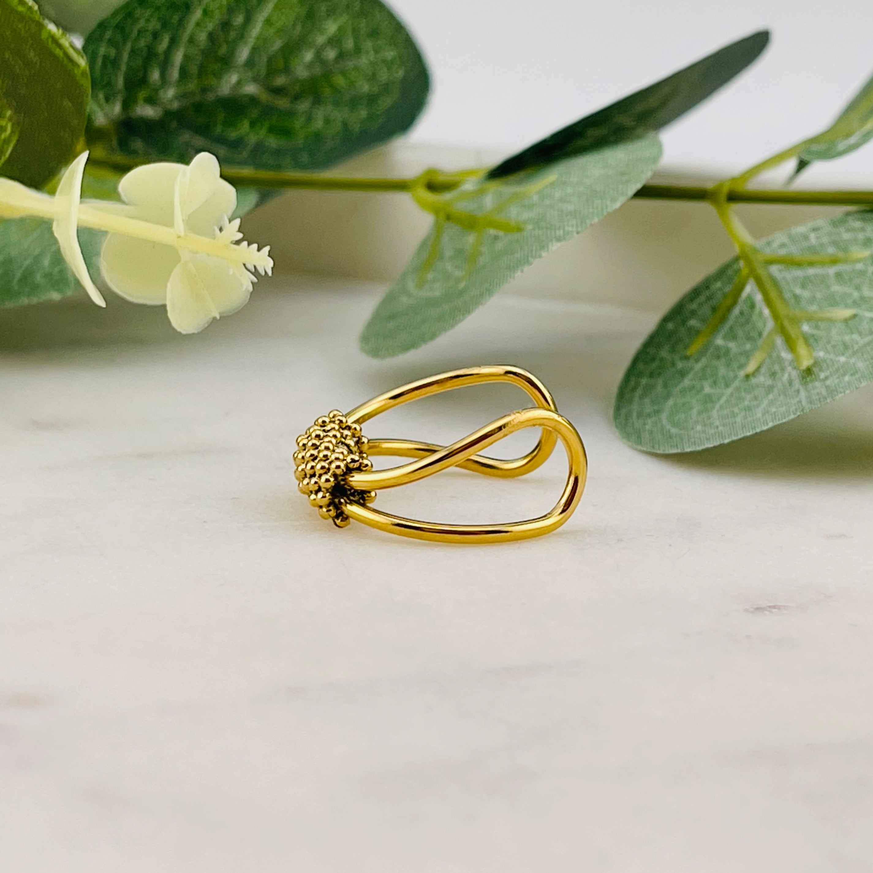 Goldener Fingerring mit feinem Boho Kugeldekor Merel