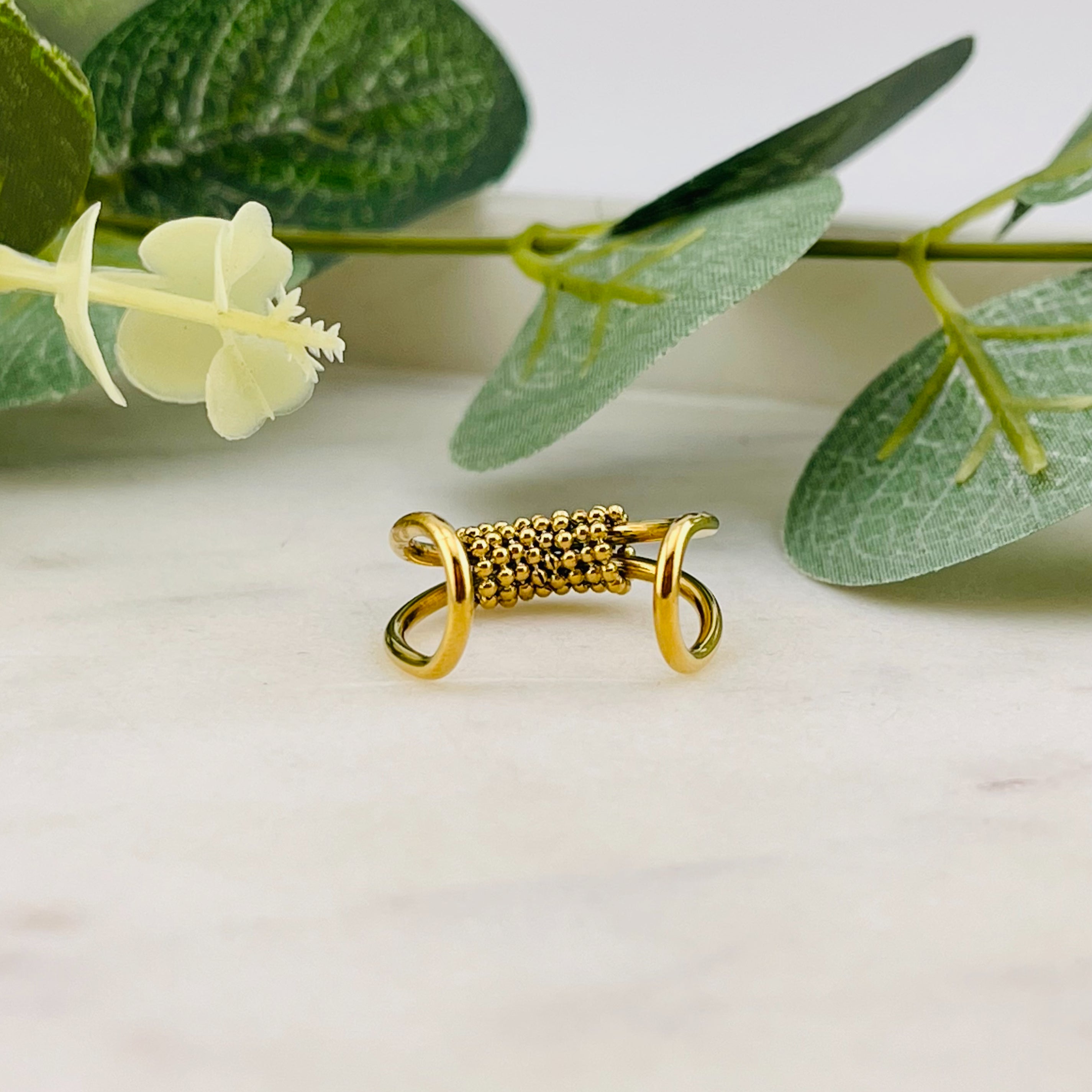 Goldener Fingerring mit feinem Boho Kugeldekor Merel