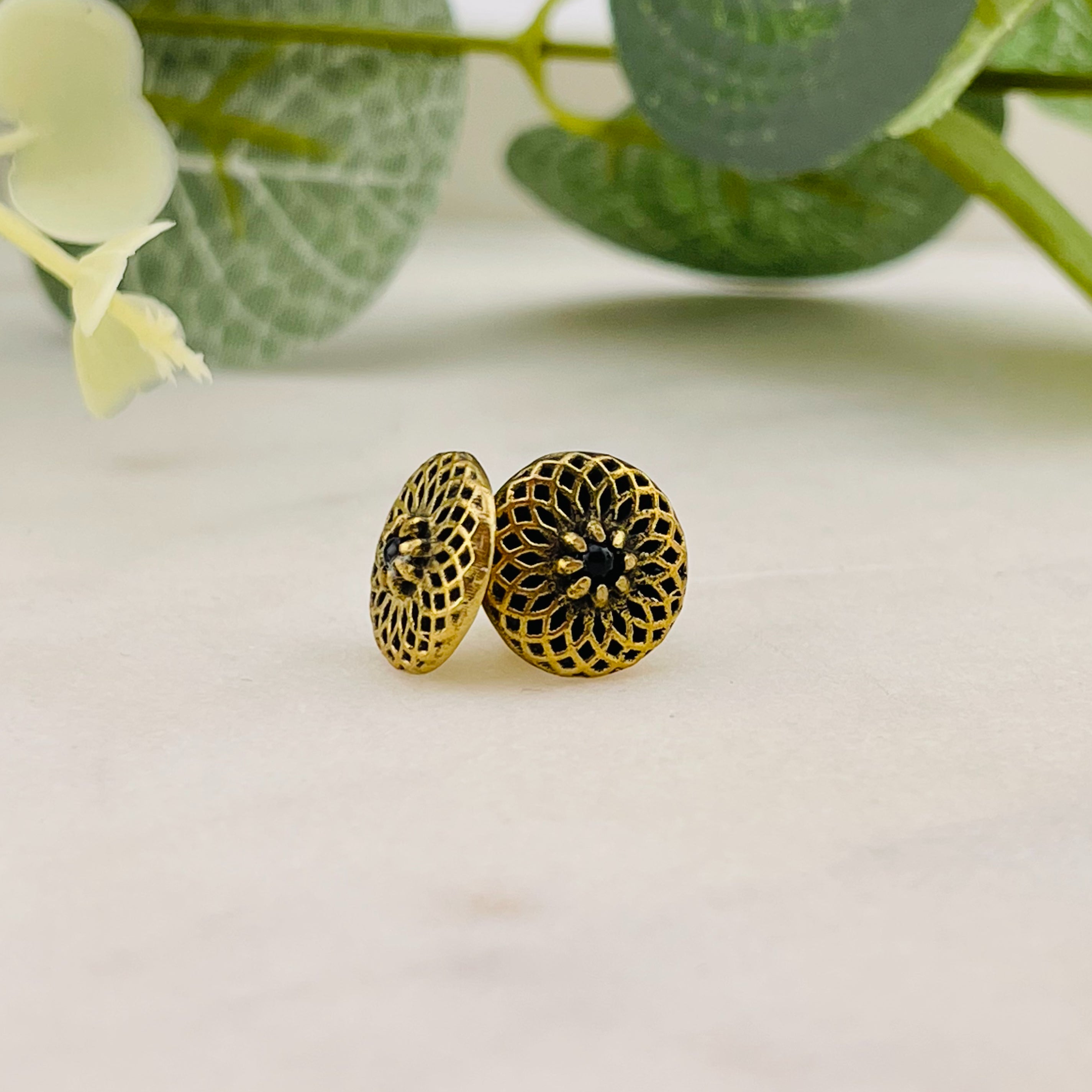 Goldene Boho-Ohrstecker Mandala mit schwarzem Onyx Molli