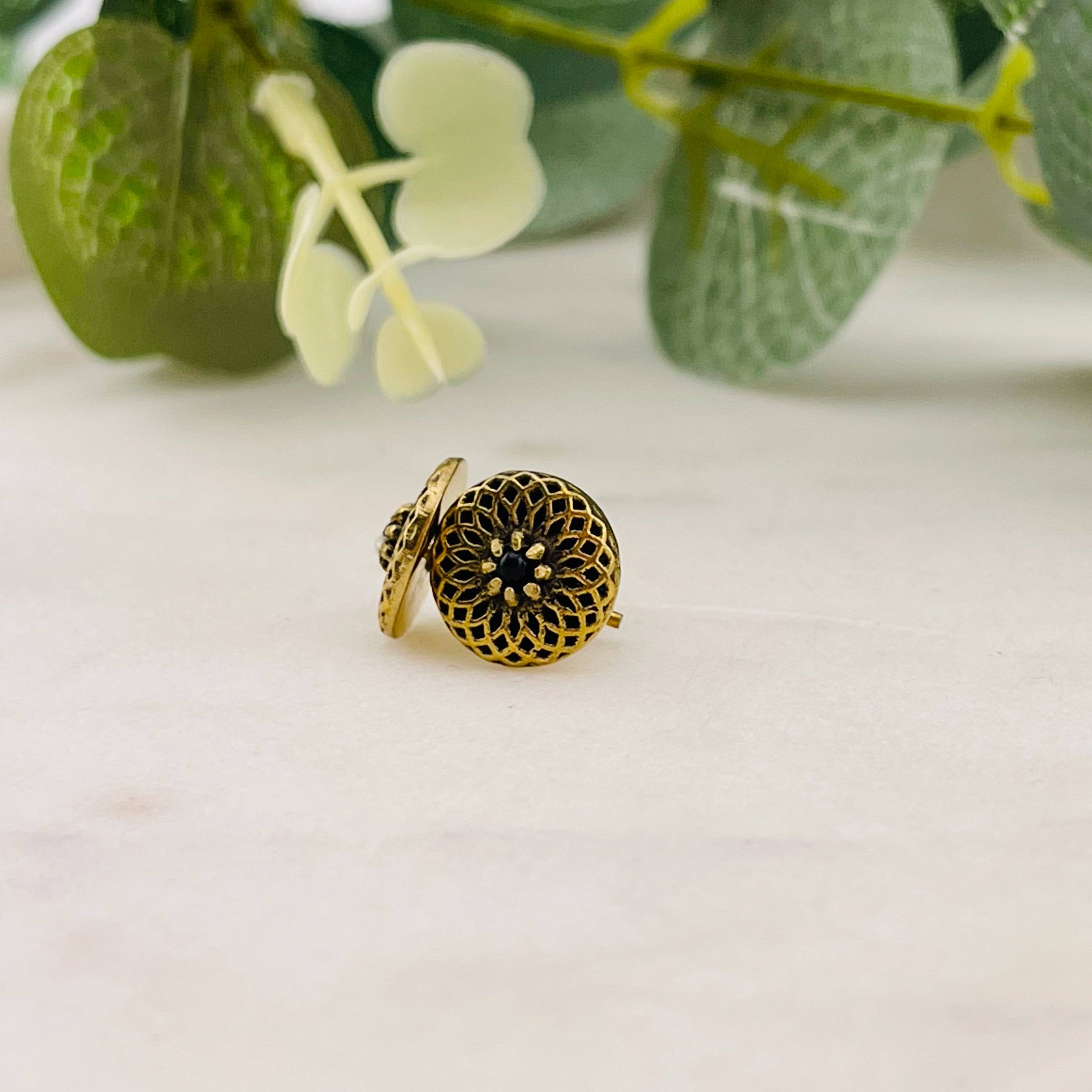 Goldene Boho-Ohrstecker Mandala mit schwarzem Onyx Molli