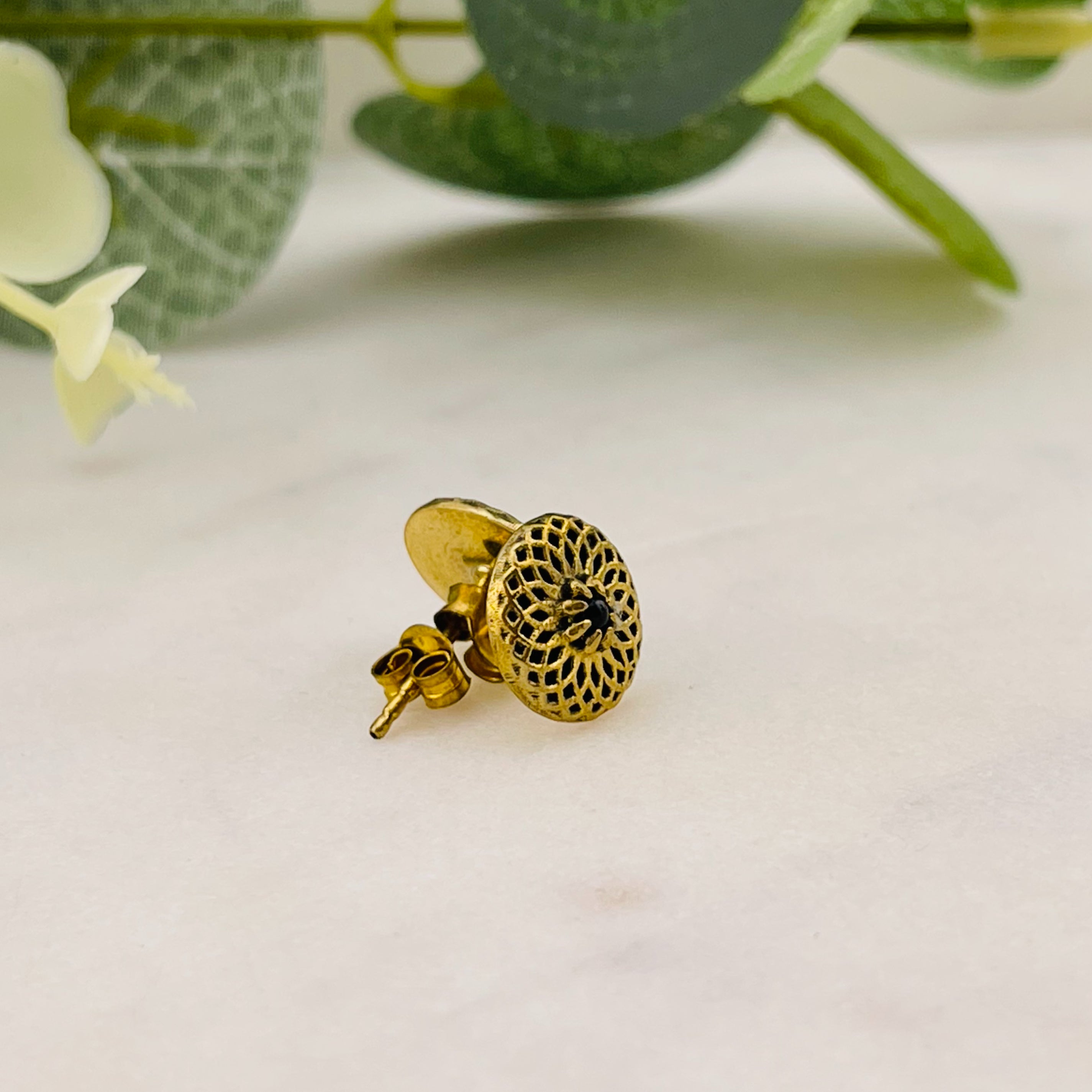 Goldene Boho-Ohrstecker Mandala mit schwarzem Onyx Molli