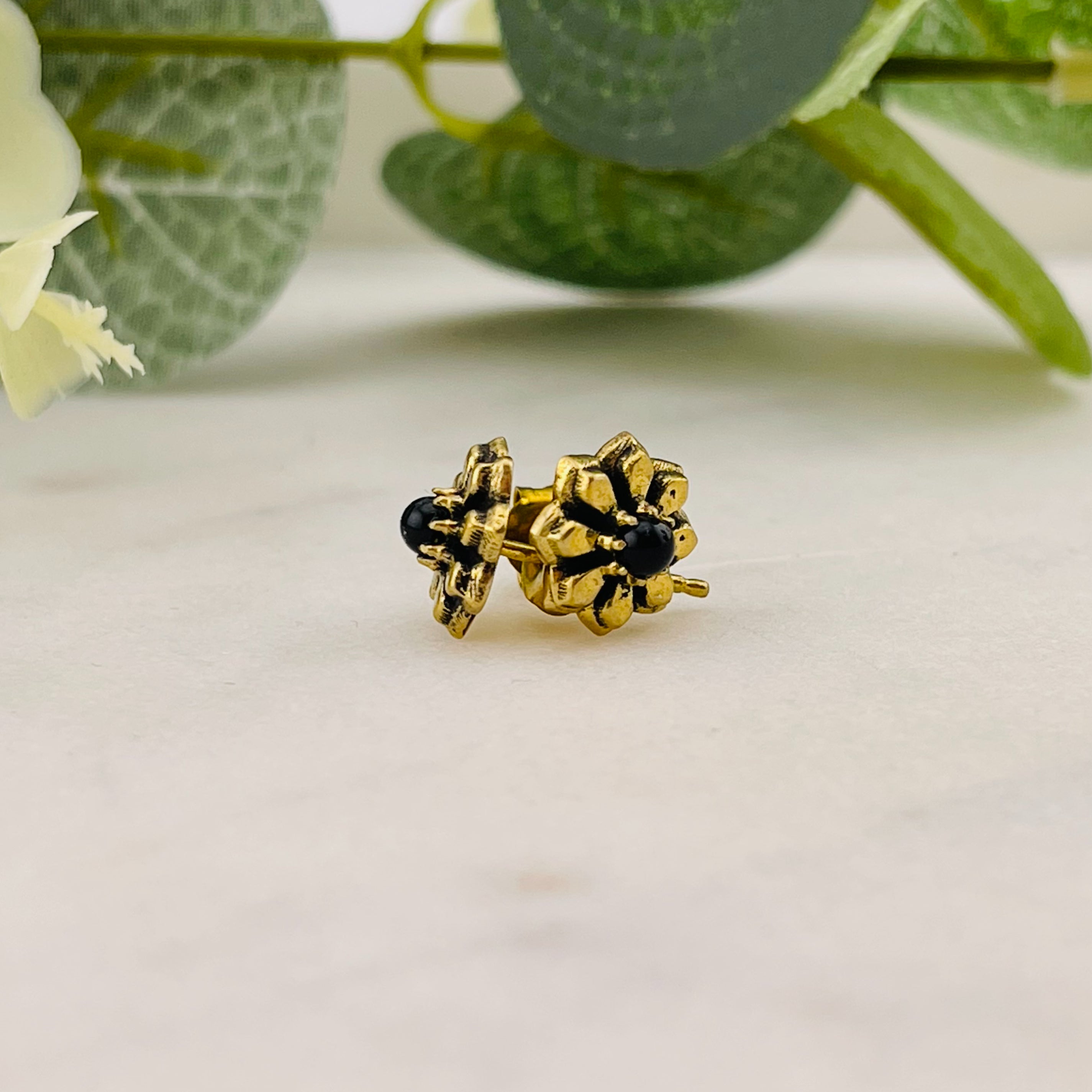 Goldene Boho Ohrstecker mit schwarzem Stein Melati