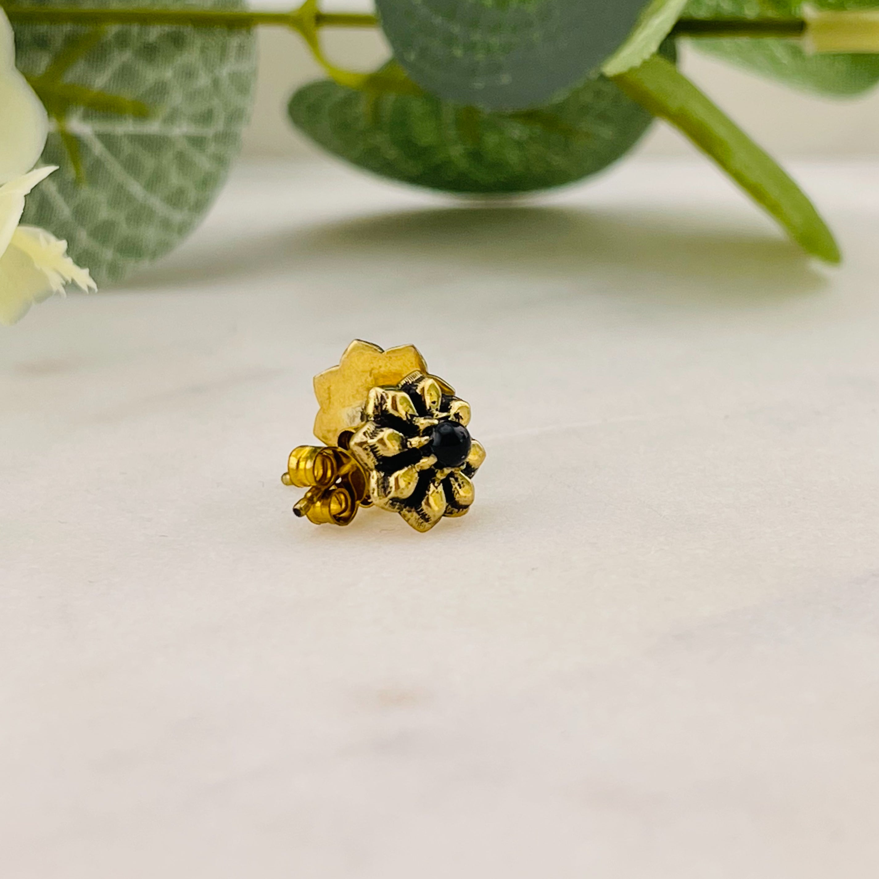 Goldene Boho Ohrstecker mit schwarzem Stein Melati