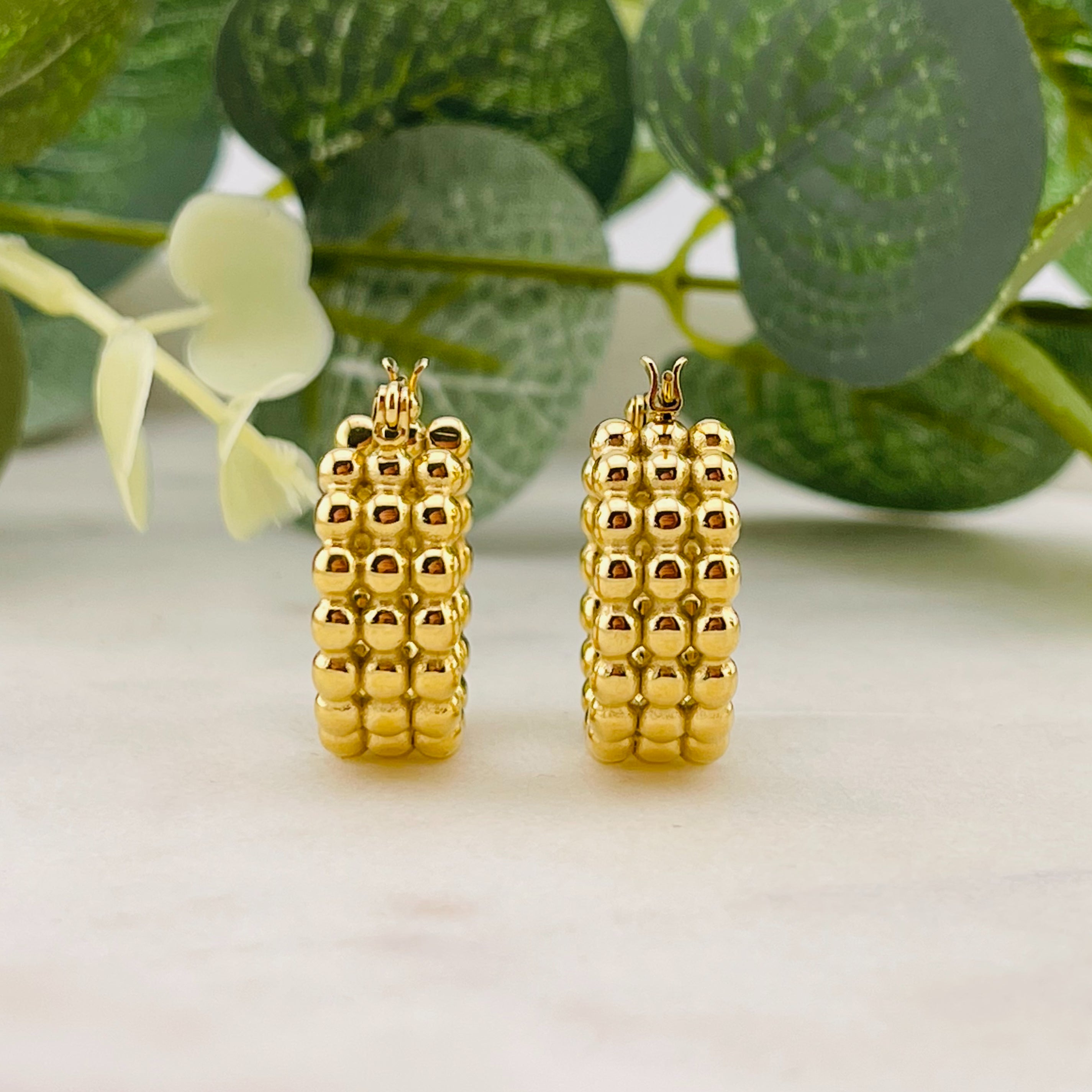 Breite Boho Creolen mit Goldkugeln Ennedi