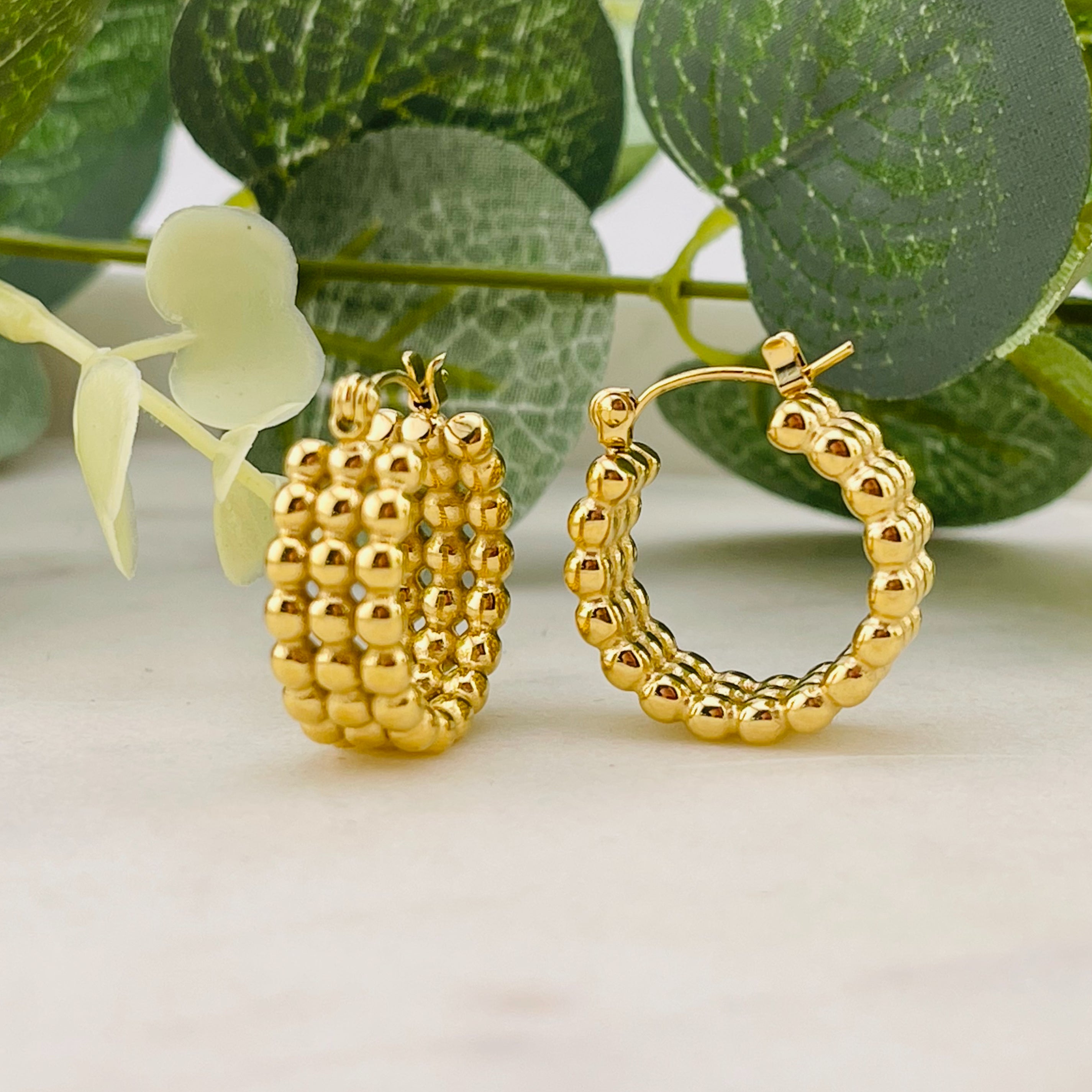 Breite Boho Creolen mit Goldkugeln Ennedi