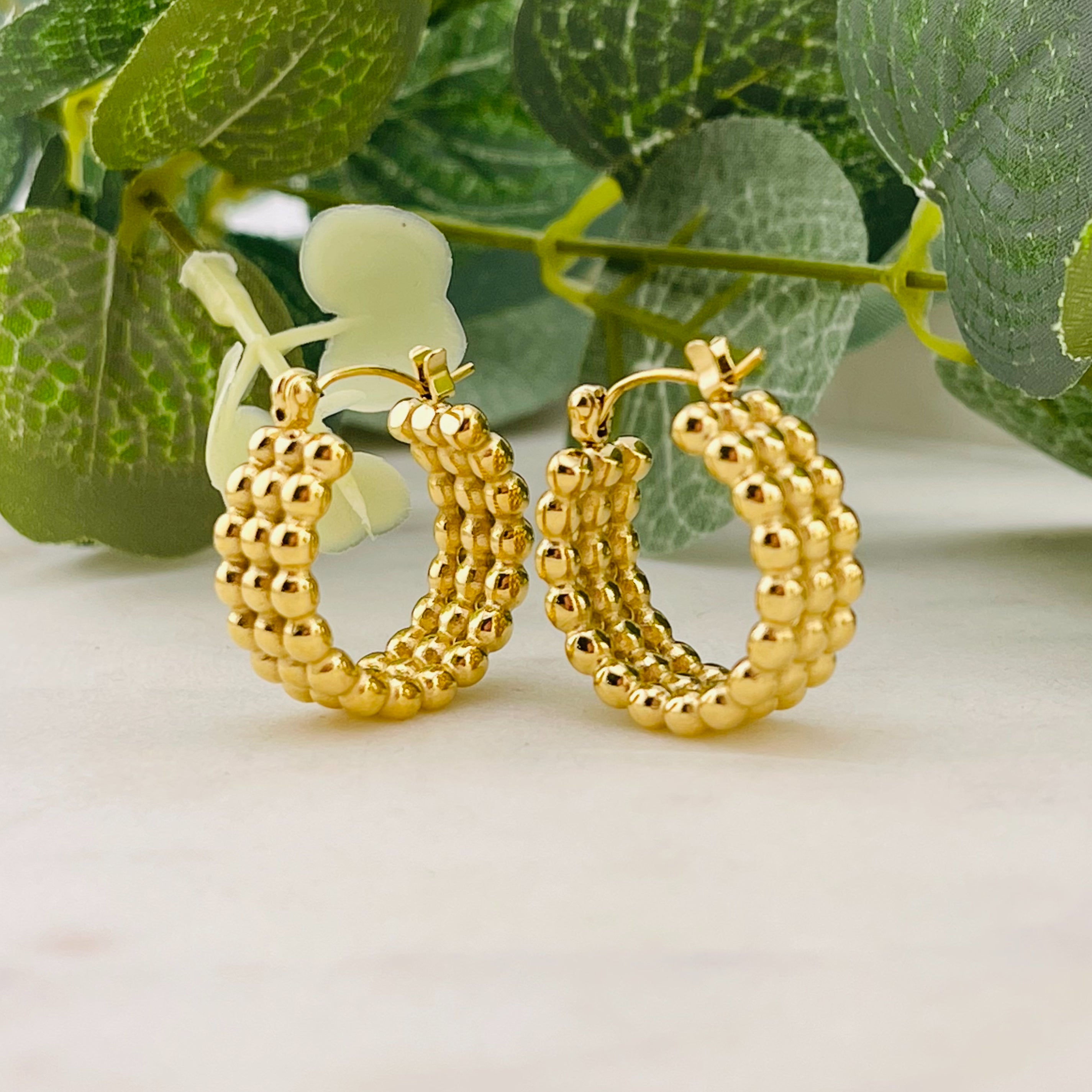 Breite Boho Creolen mit Goldkugeln Ennedi